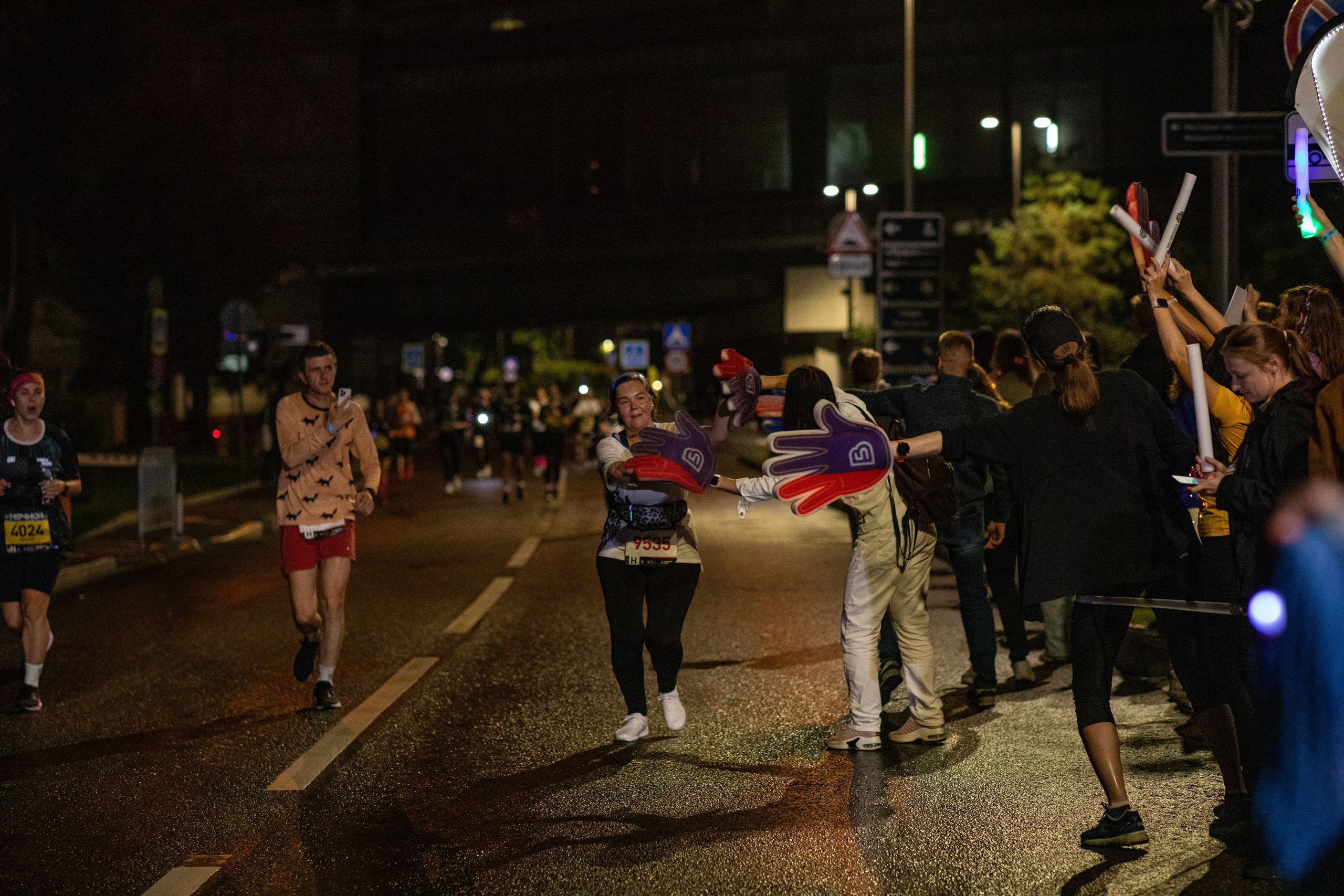 Ночной забег в ленте фотографий бегунов 03.08.24. Фотограф Сергей Ловкий