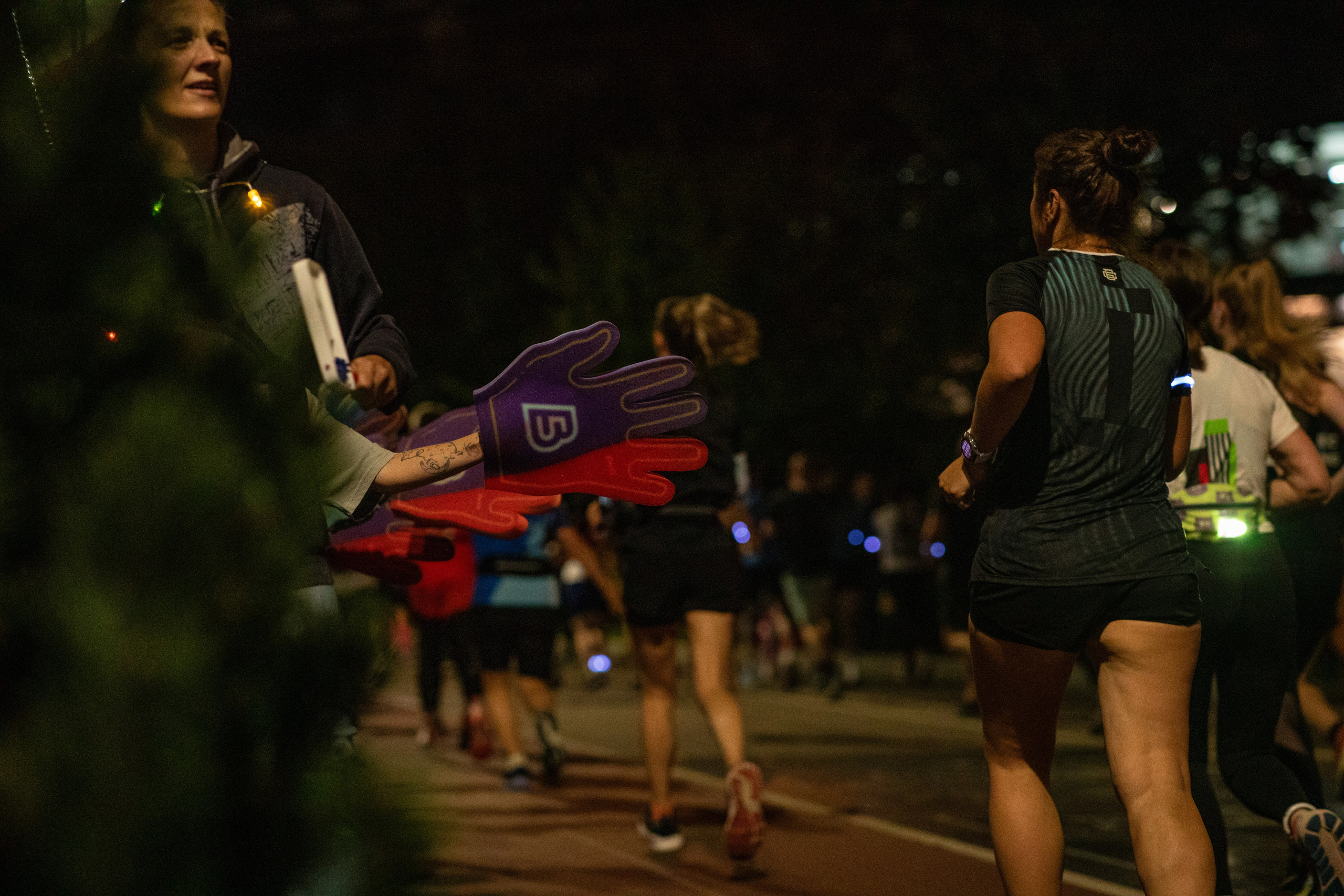 Ночной забег в ленте фотографий бегунов 03.08.24. Фотограф Сергей Ловкий