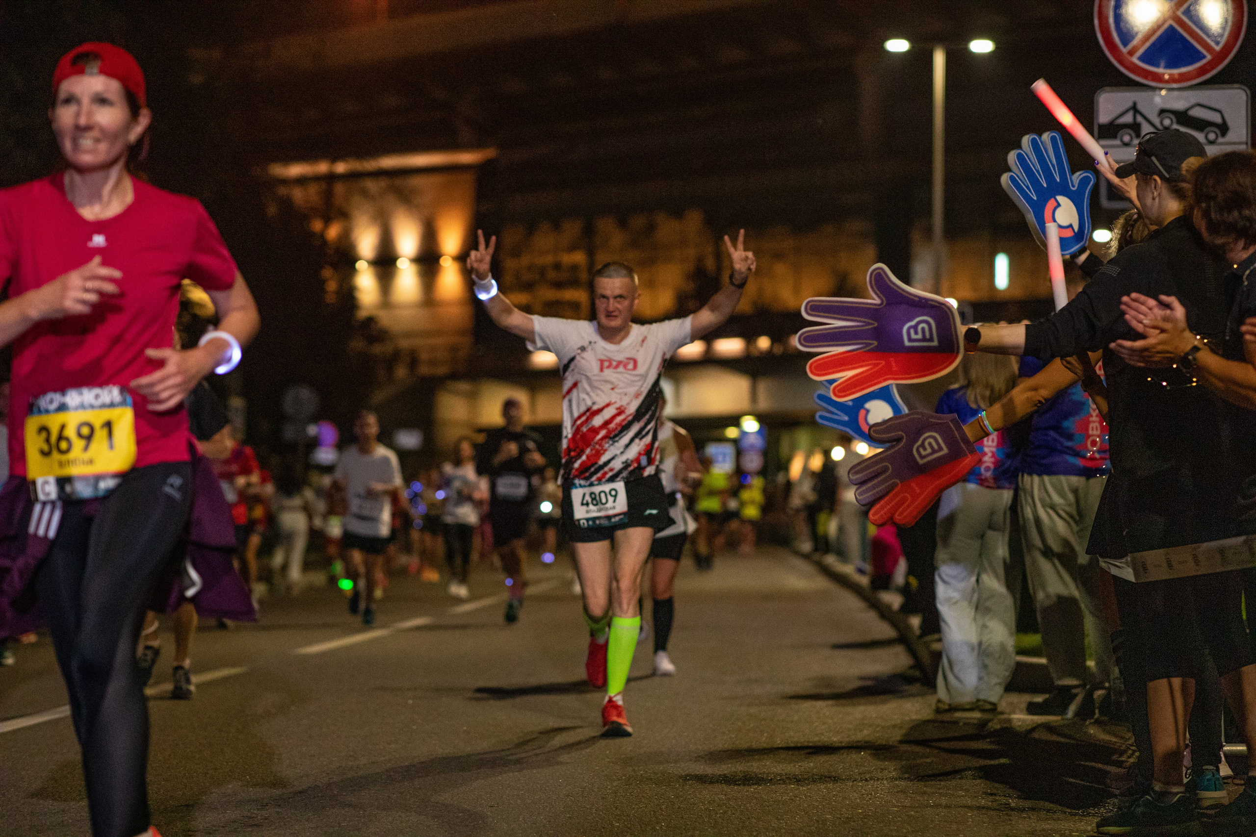 Ночной забег в ленте фотографий бегунов 03.08.24. Фотограф Сергей Ловкий