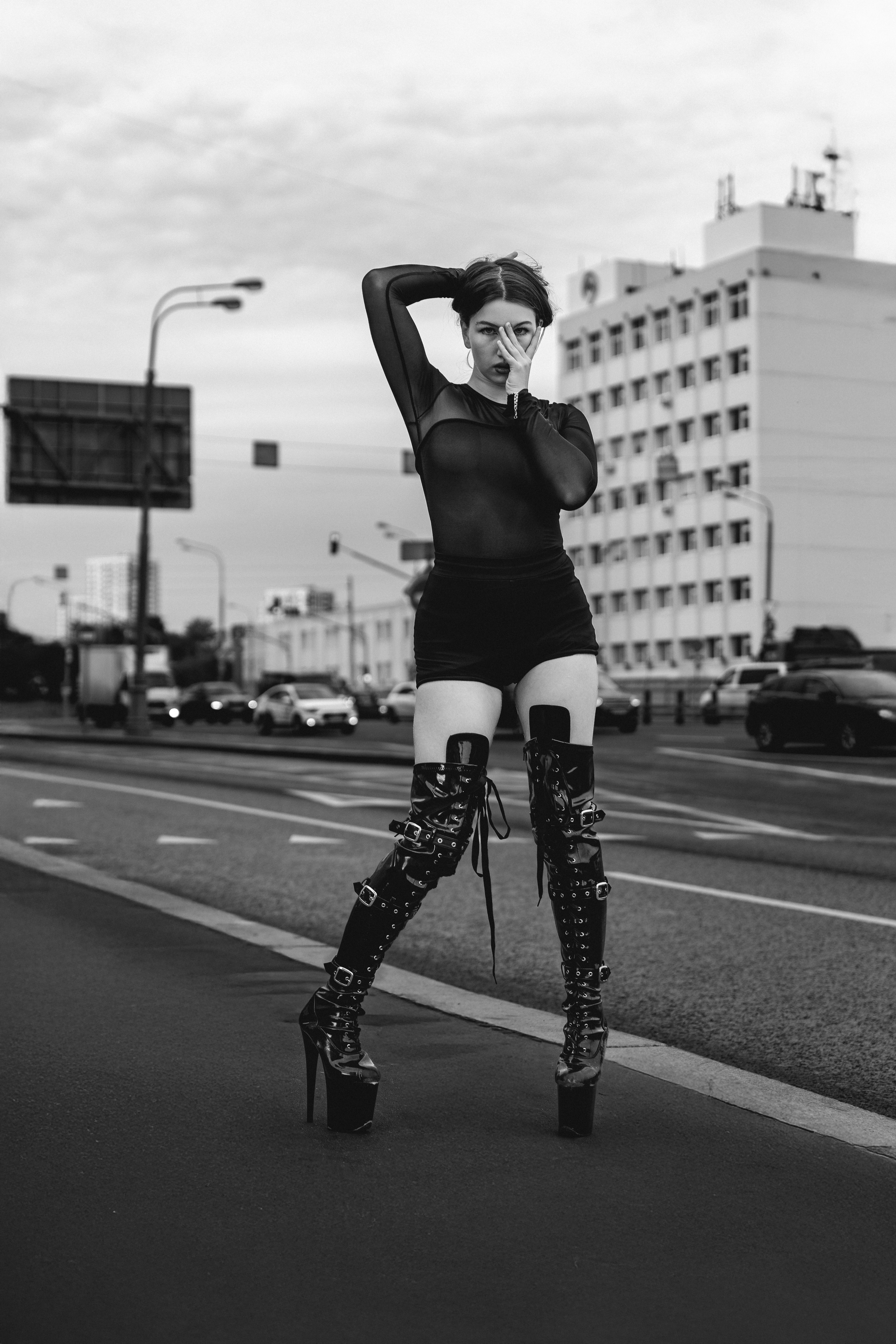 Стрит фотосессия на пилоне. Портретный фотограф в Москве Фарид Леонов