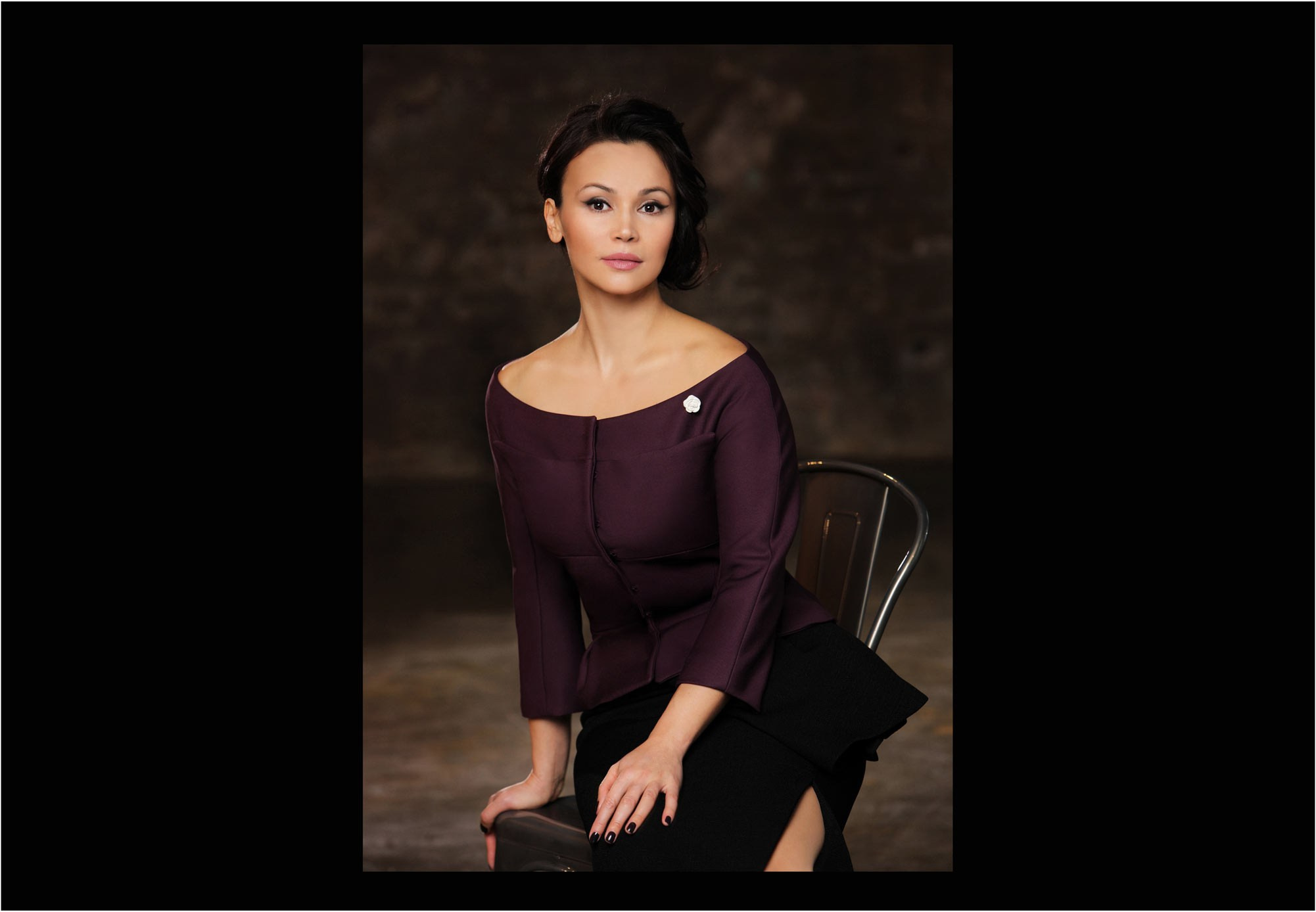 женский фотопортрет, портрет в студии, низкий ключ, интимная тональность, позинг