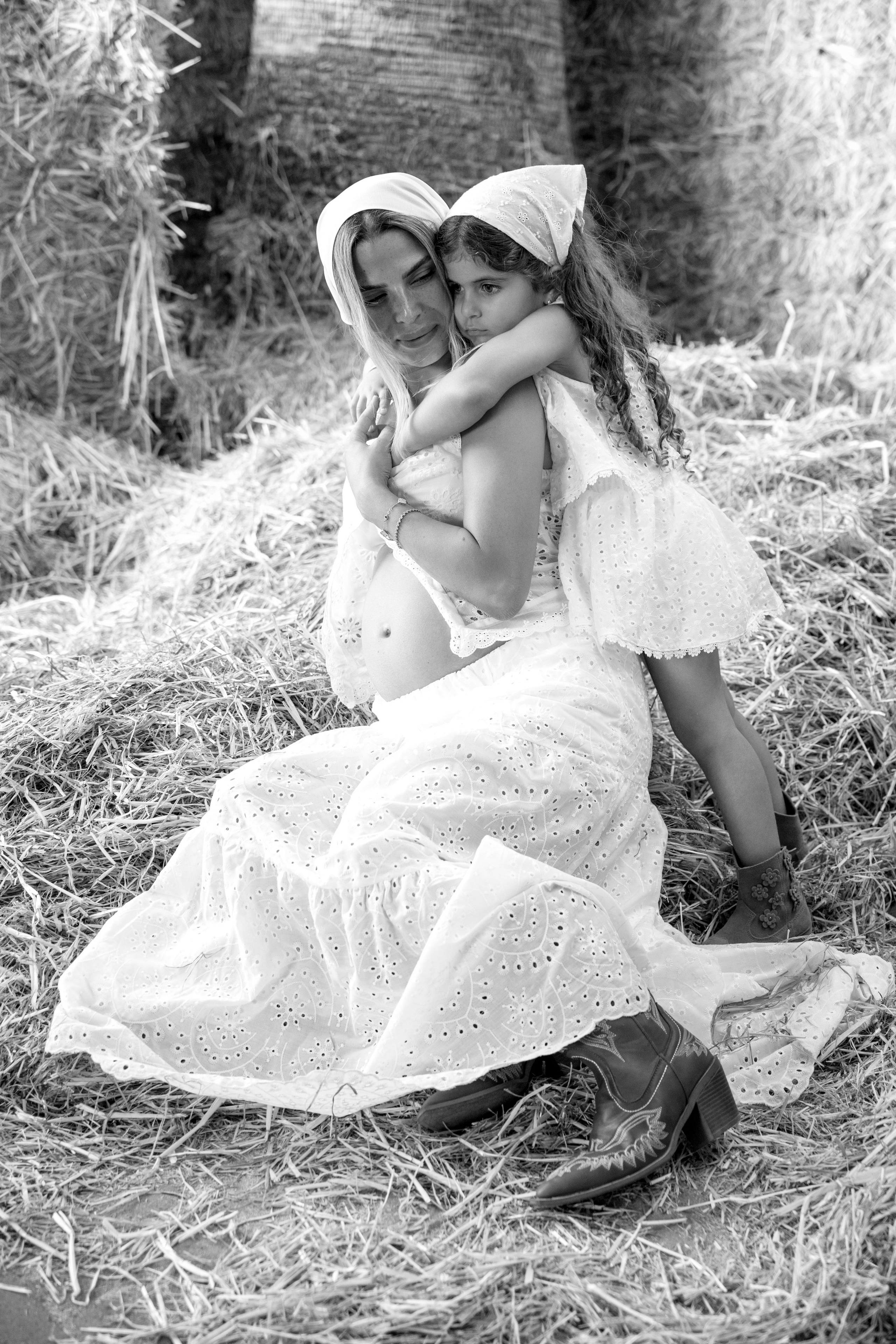 Pregnancy photoshoot at the horse farm. Главная