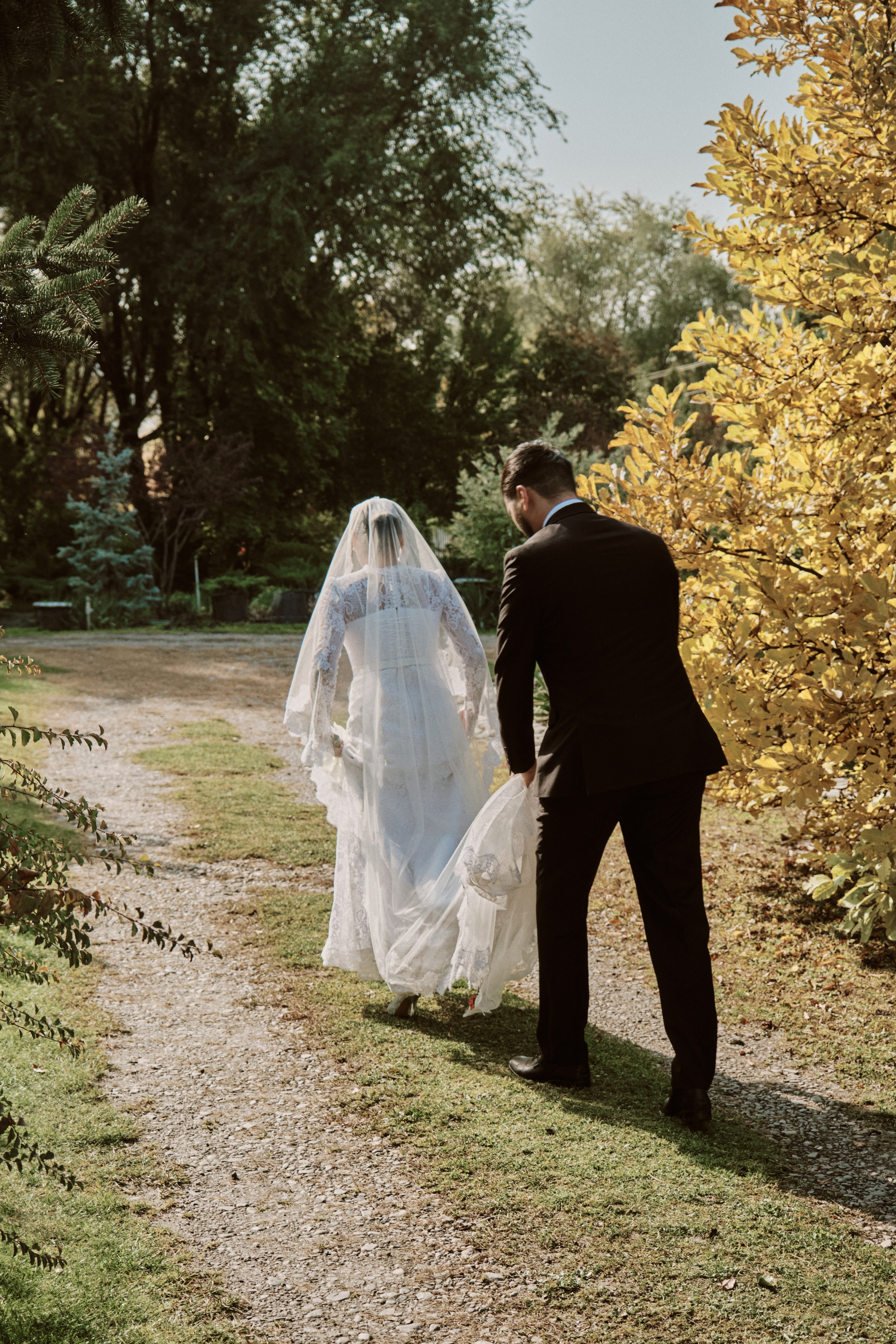 Садовая рапсодия свадебная фото прогулка в городе Алматы. Видеограф и Фотограф в Алматы и Астана