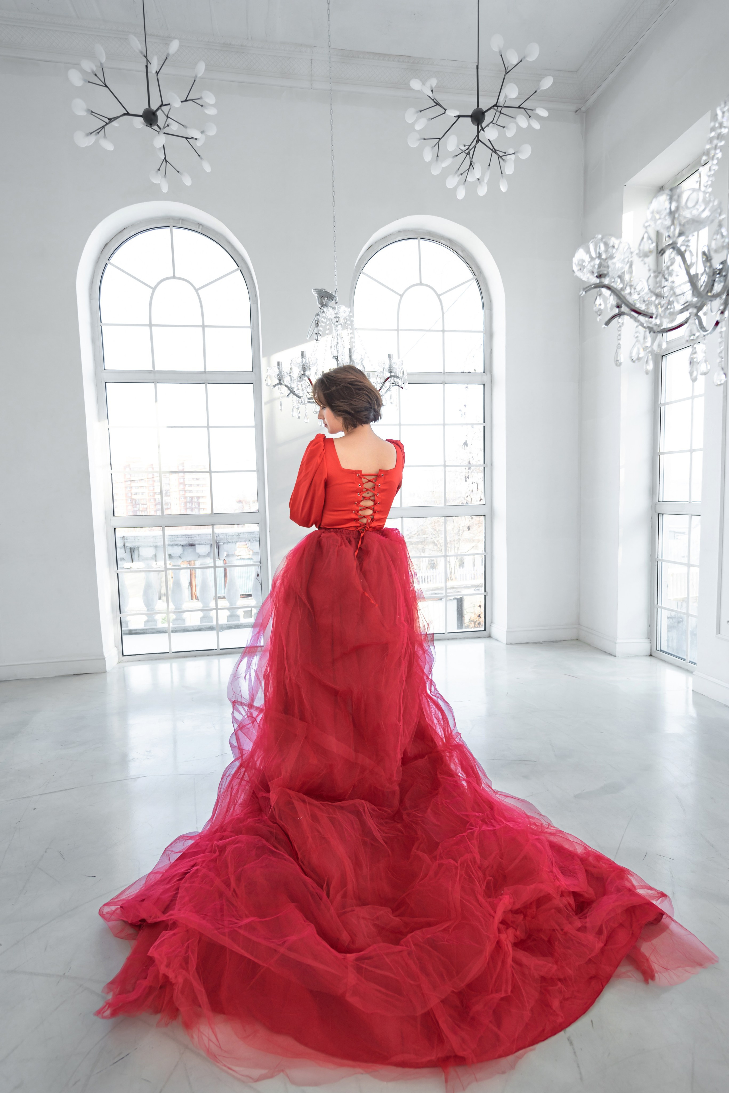 Фотосессия на Байкале в юбке фатиновой красной со шлейфом на резинке. Туры на Байкал с фотографом под ключ. Фотосессии на Ольхоне