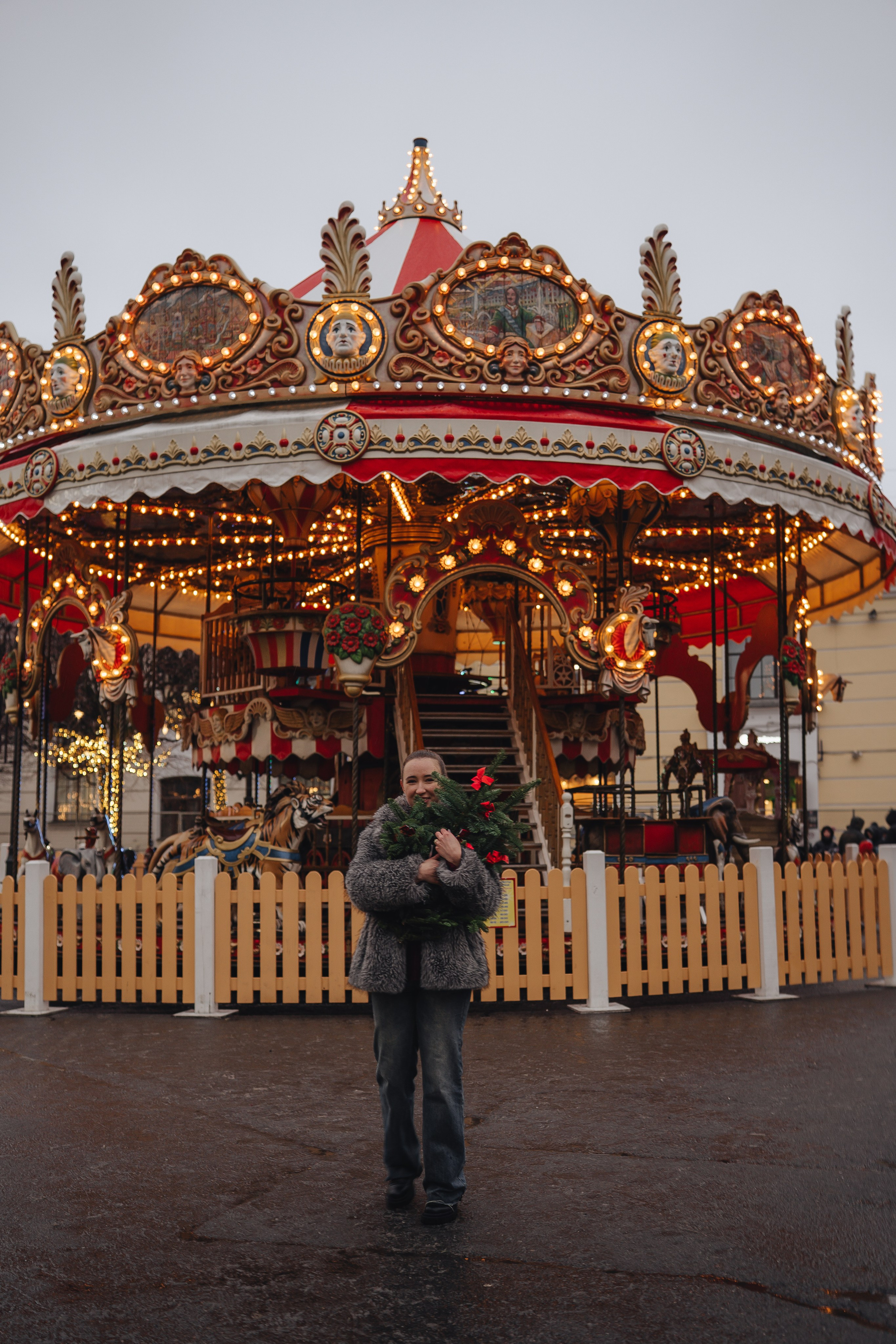 ПРОГУЛКА НА МАНЕЖНОЙ ПЛОЩАДИ ДЛЯ ДЕВУШКИ ПЕРЕД НОВЫМ ГОДОМ (НОВОГОДНЯЯ ФОТОСЕССИИЯ НА МАНЕЖНОЙ ПЛОЩАДИ). Профессиональный фотограф, Санкт-Петербург — Виктория Богомолова
