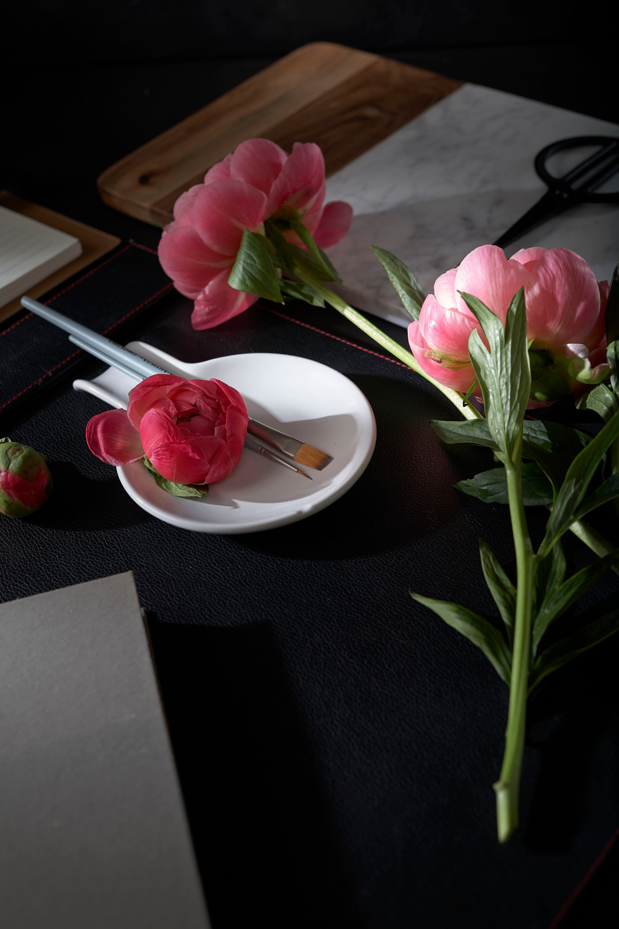 Упражнение с черепом и пионами. Коммерческий и художественный фотограф в Москве Плоскирев Валерий