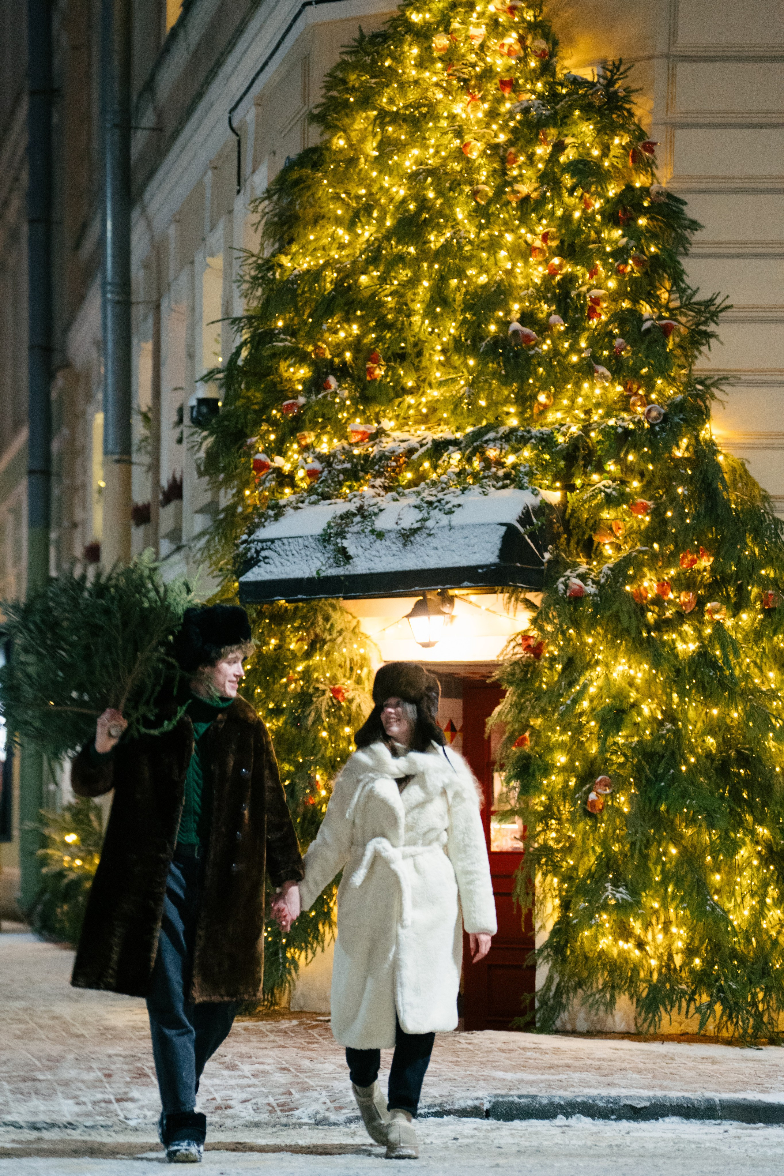 НОВОГОДНЯЯ ПРОГУЛКА ПАРЫ ПО ЧЕРНЫШЕВСКОЙ ПЕРЕД НОВЫМ ГОДОМ. Профессиональный фотограф, Санкт-Петербург — Виктория Богомолова