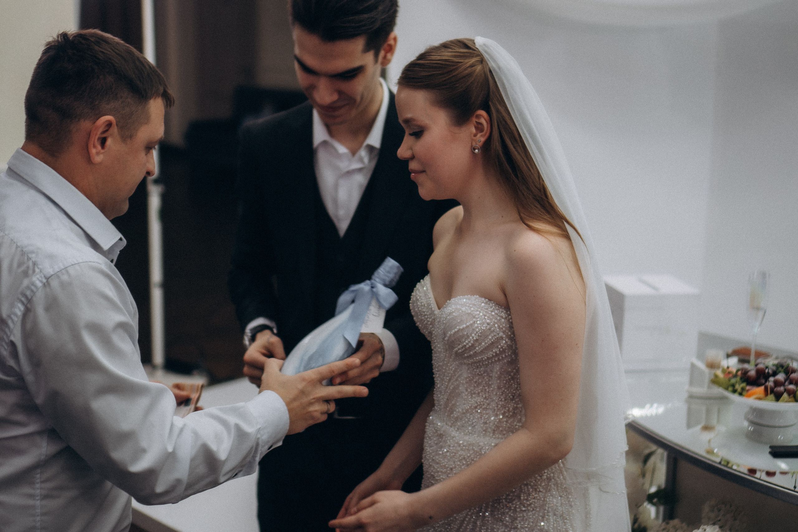 СВАДЕБНАЯ СЬЕМКА СБОРОВ В ОТЕЛЕ И ВЫЕЗД НА ЦЕРЕМОНИЮ (СНЯТО В СИБИРЕ В НИЖНЕВАРТОВСКЕ). Профессиональный фотограф, Санкт-Петербург — Виктория Богомолова