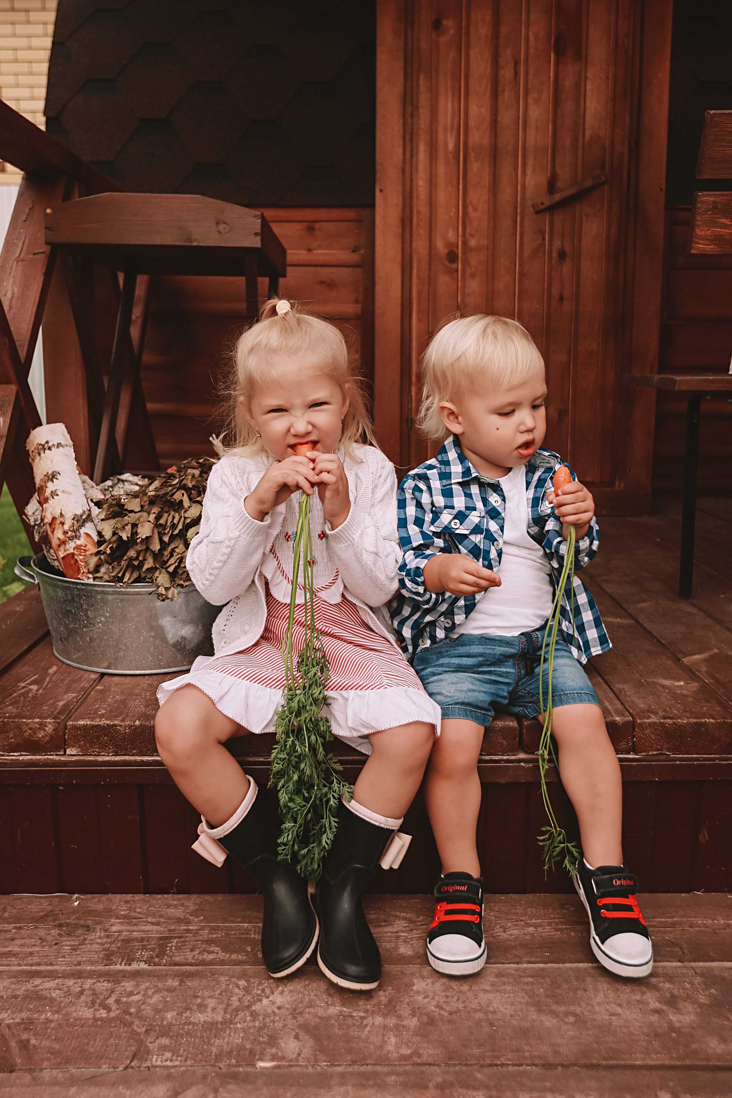 У дома. Семейный фотограф Тюмень, фотограф на роды Салмина Мария