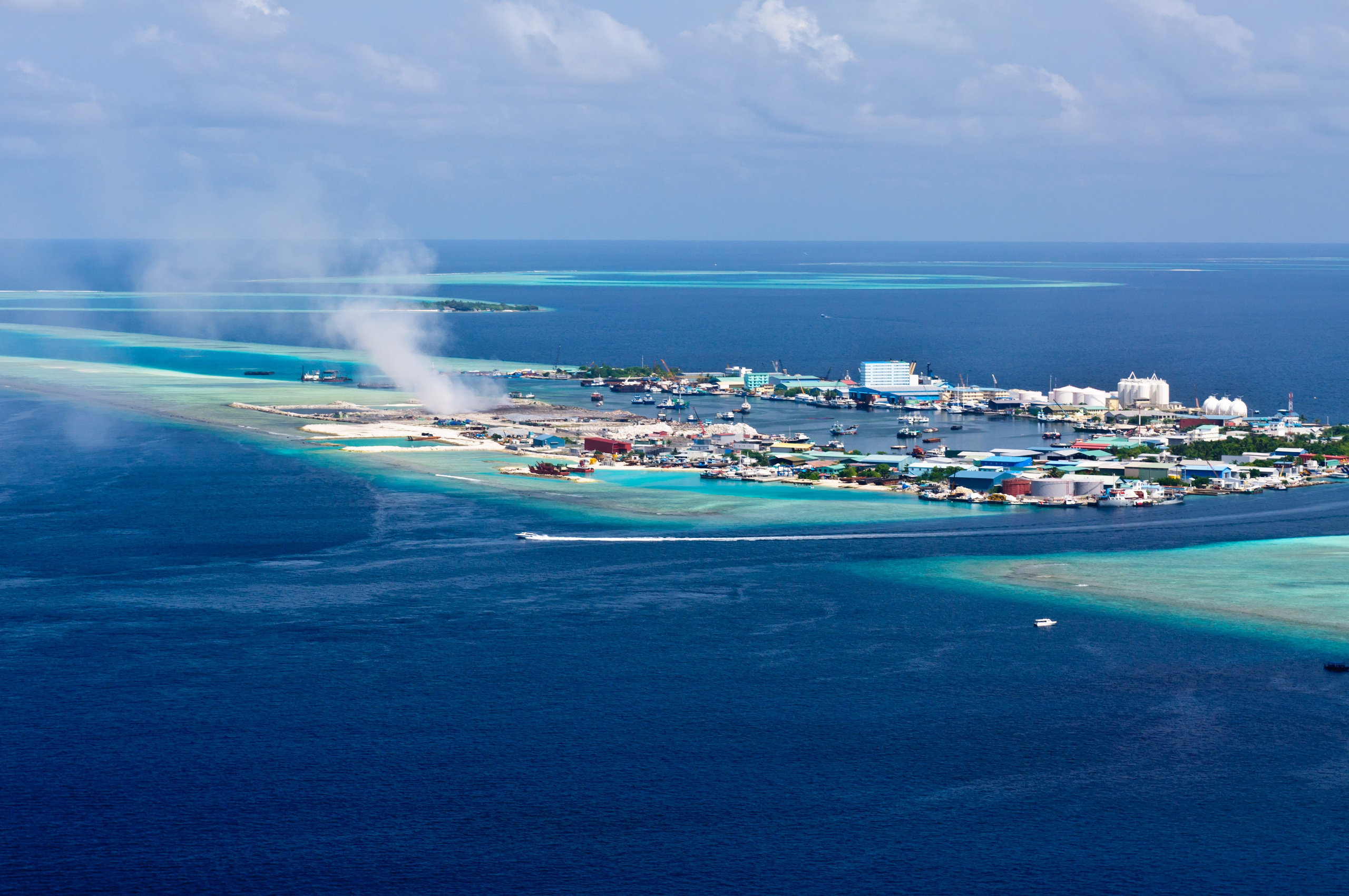 Вид с воздуха  на остров столицу Мальдив Мале