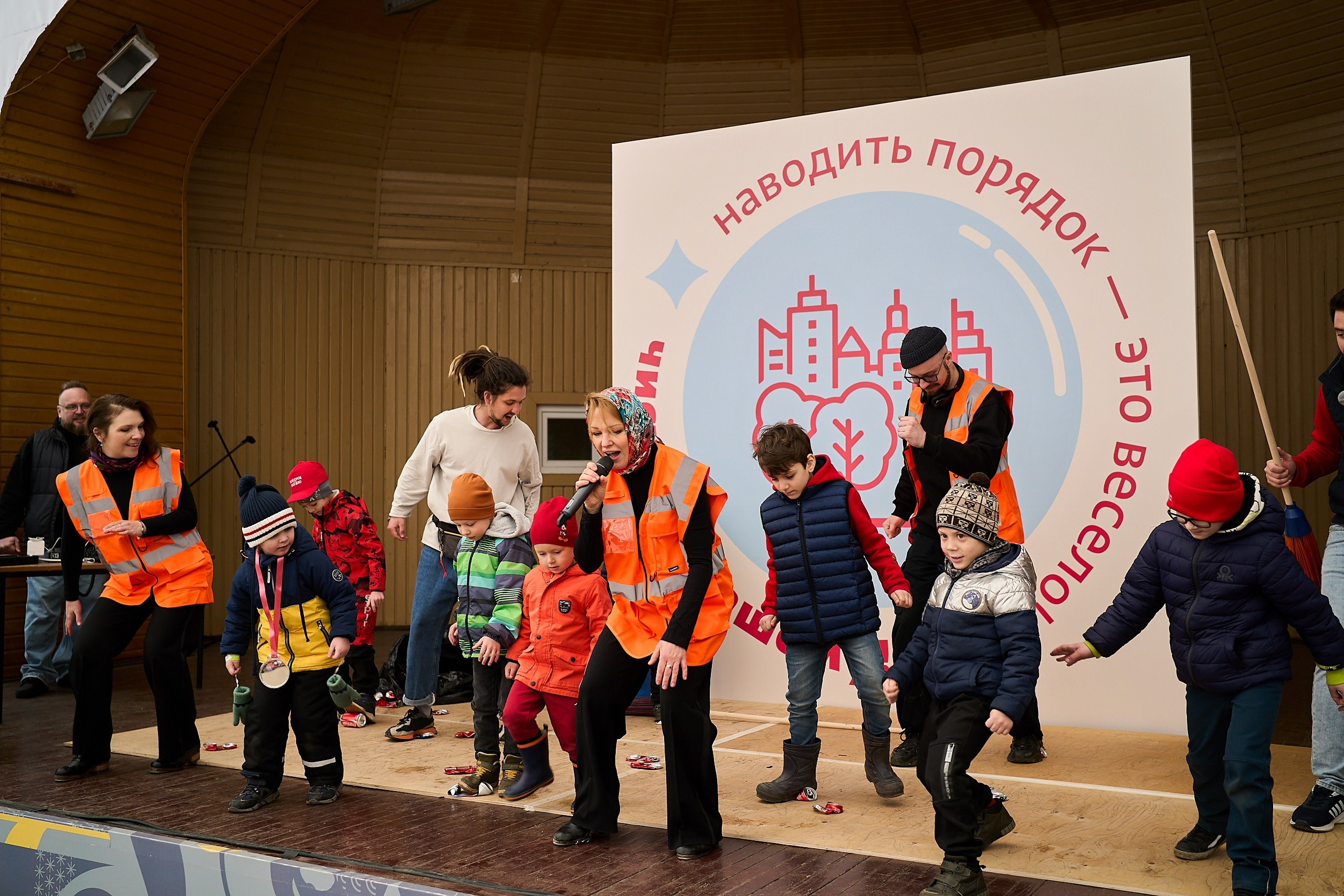 Субботник у Управления делами Мэра и Правительства Москвы. Фотограф и Видеограф в Москве. Олег Корушев