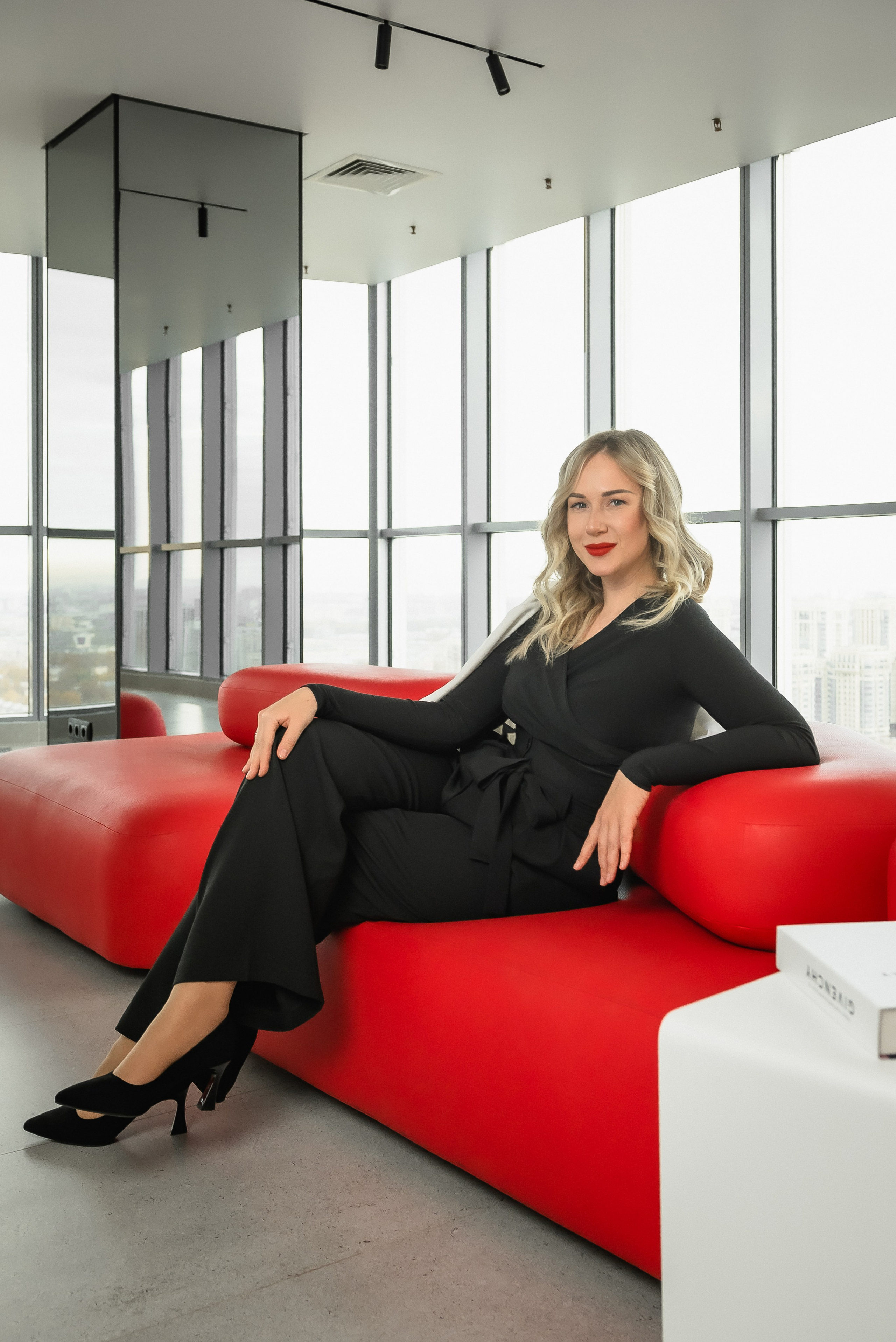 Портрет на красном фоне. КОНТЕНТ | БРЕНД фотограф Санкт-Петербург — Жанна Олтаржевская