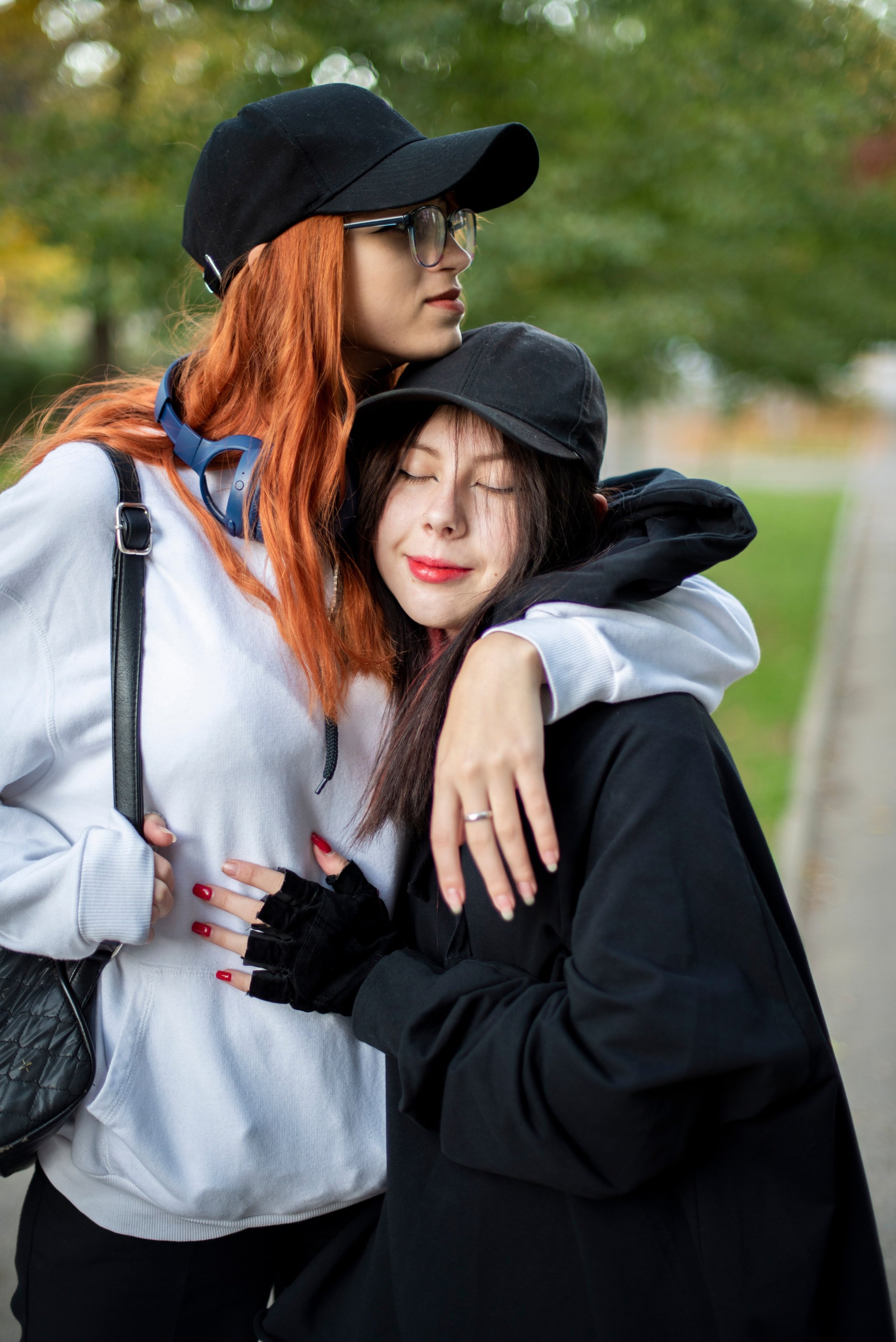 две подруги студентки. рюкзаки. чёрные. волосы. рыжие волосы. гранж стайл. каменск-шахтинский