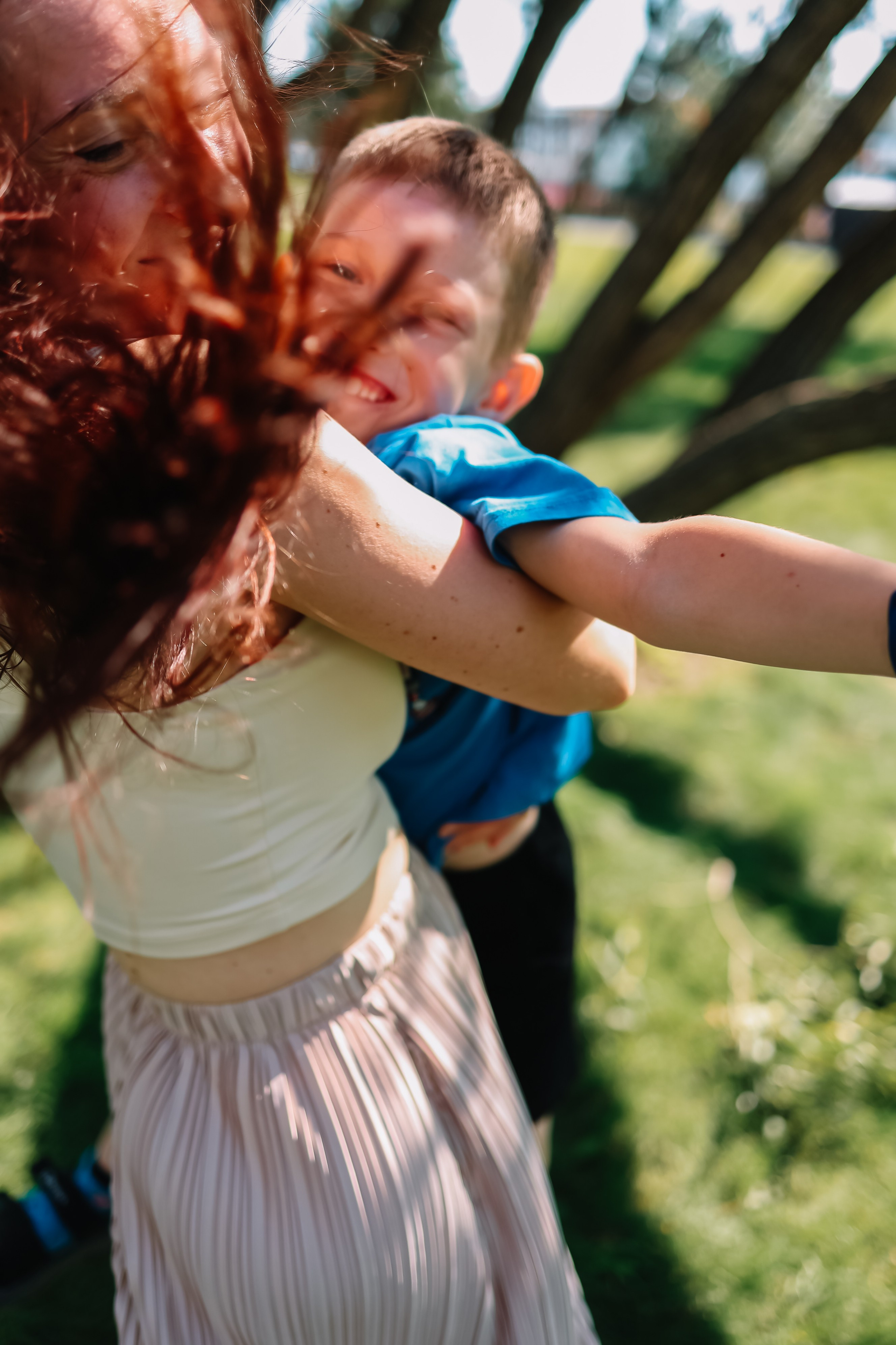 алёна малахова фотограф новосибирск семейный детский домашняя фотосессия в новосибирске день рождения репортажная съёмка фотосессия с лошадьми на конюшне деревня алтай  на природе фотосессия в детском саду мама и сын