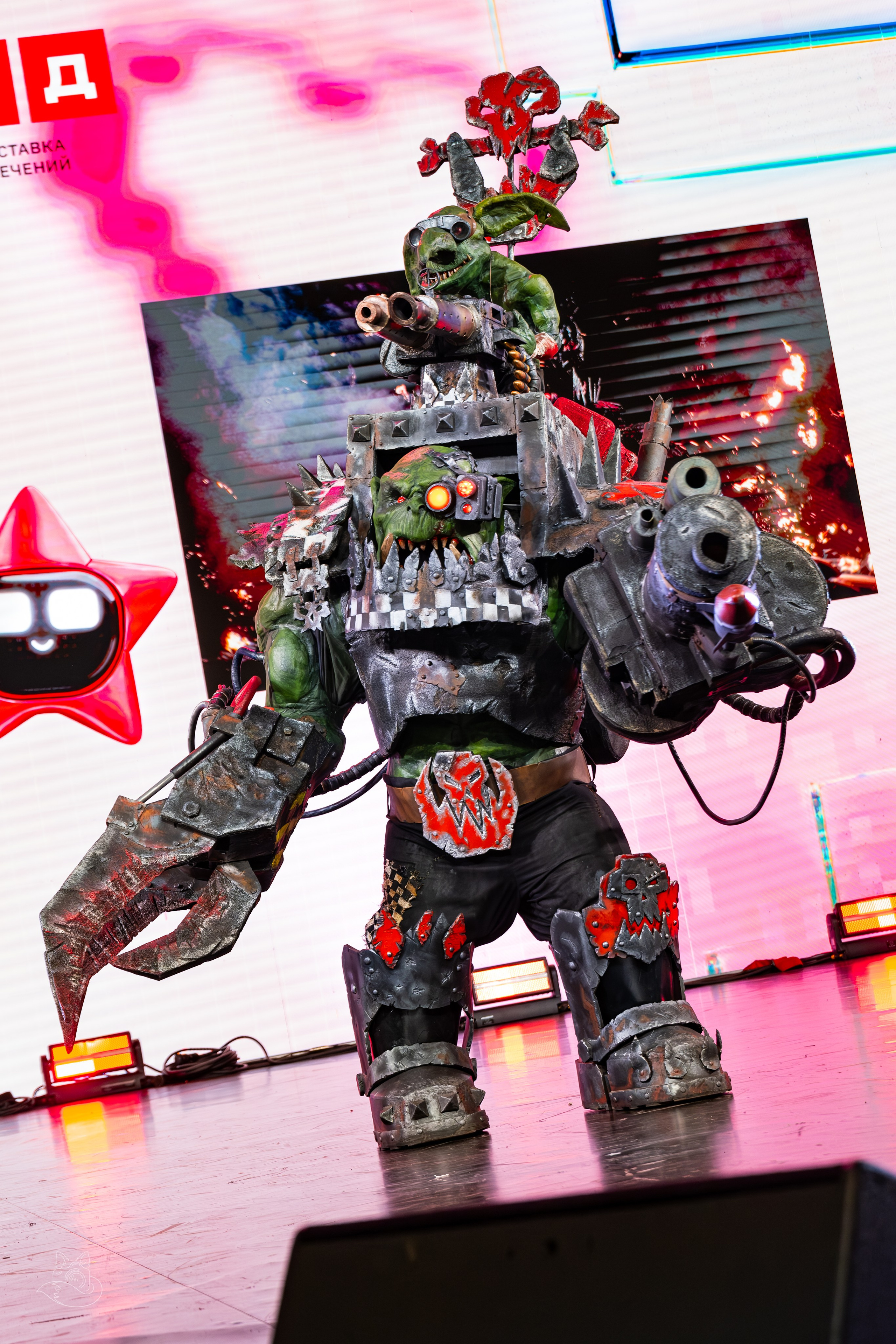 Сцена РЭД ЭКСПО 2024. Косплей фотограф