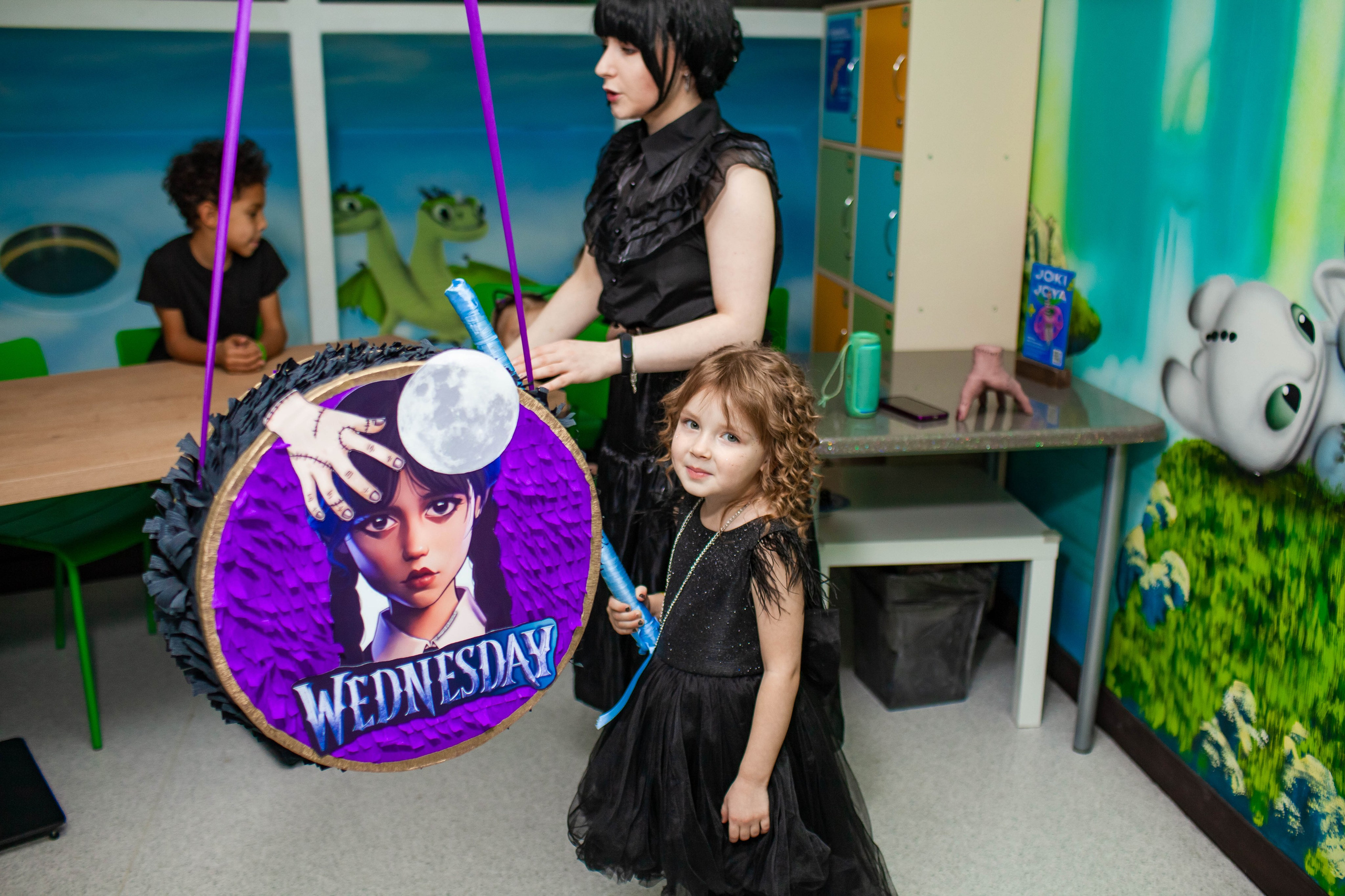 День Рождения Анечки в стиле Уэнсдей. Детский и семейный фотограф в Санкт-Петербурге Елизавета Сорокина