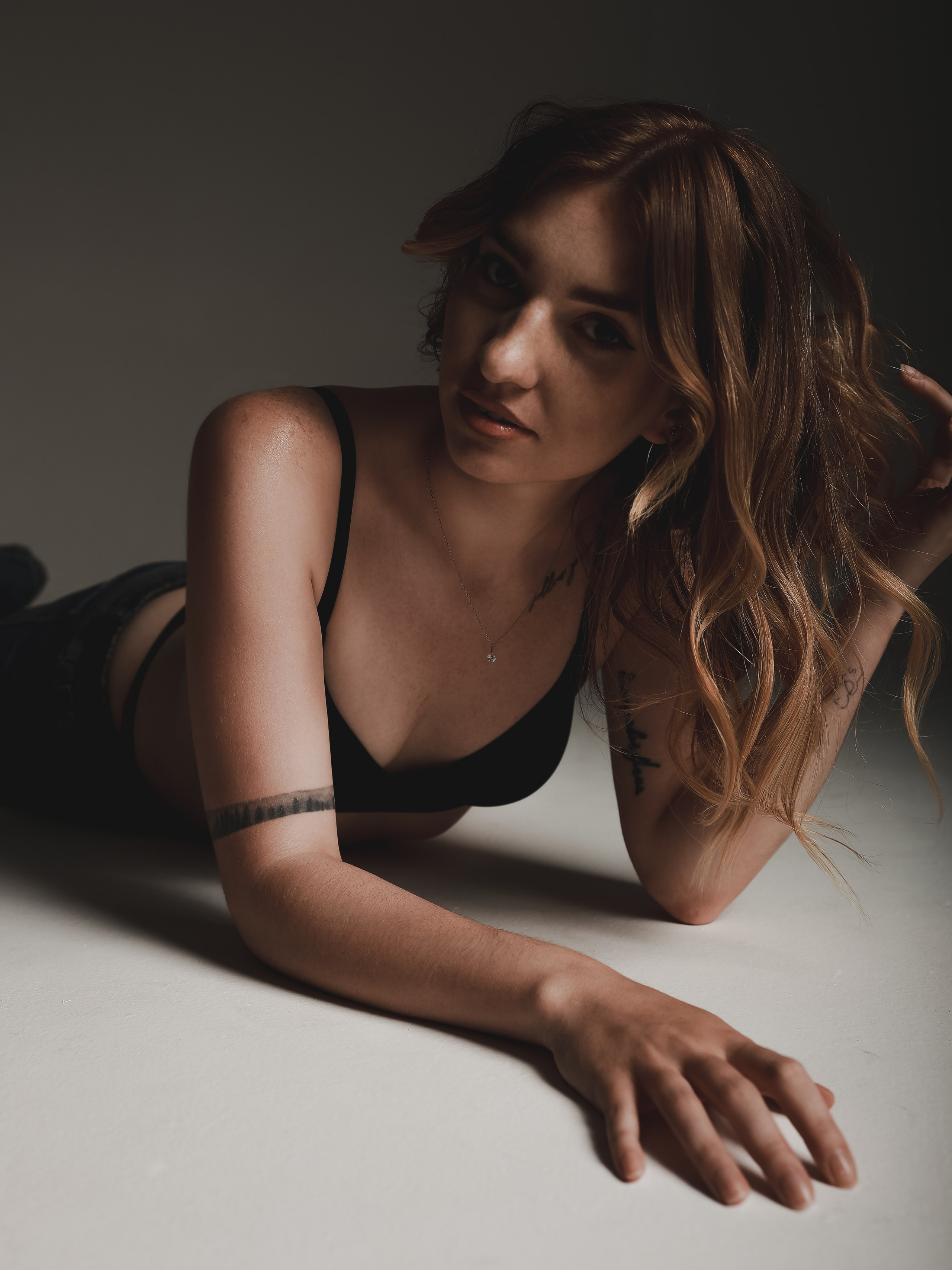 Студийная фотосессия на белой циклораме