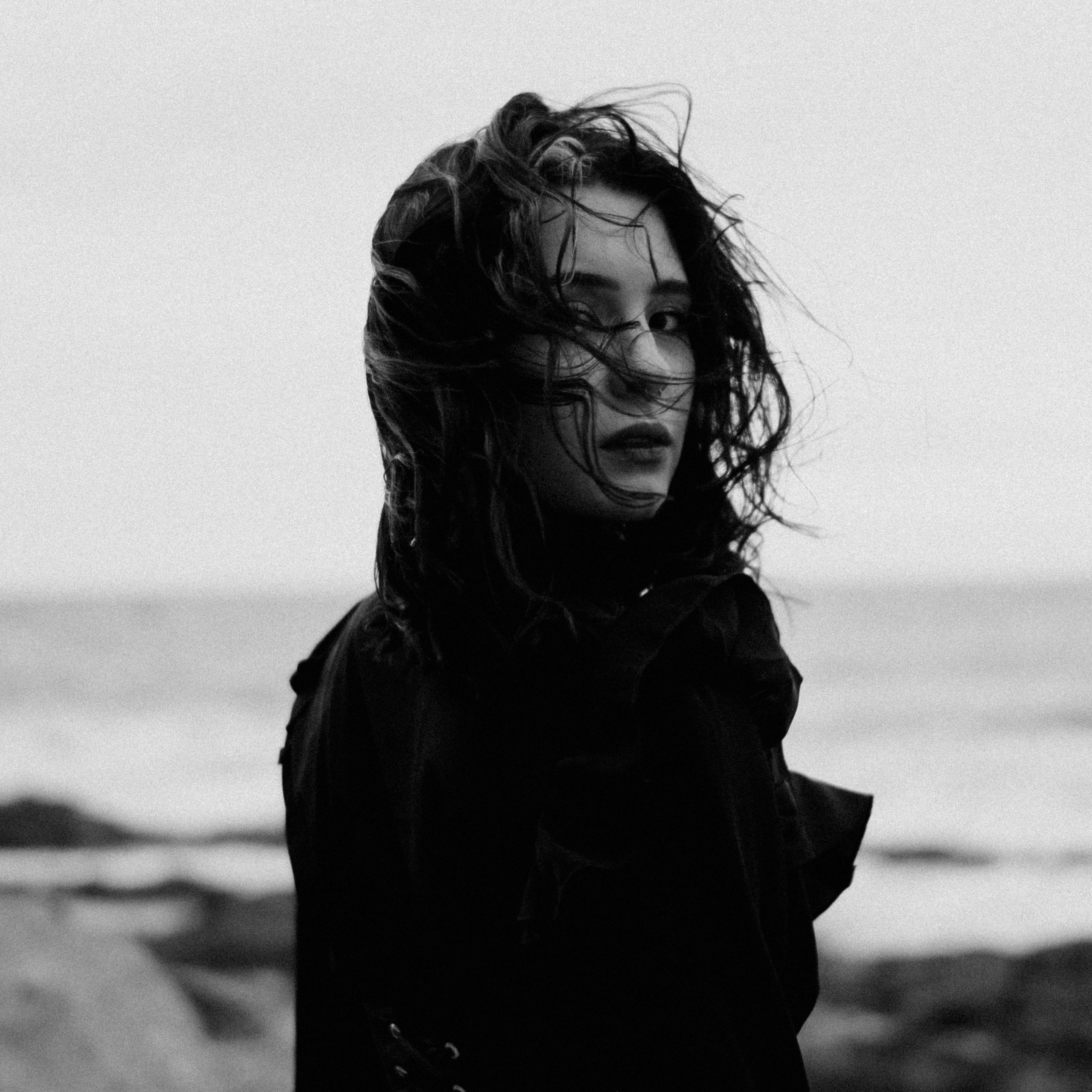 Съёмка у моря с оленьими рогами