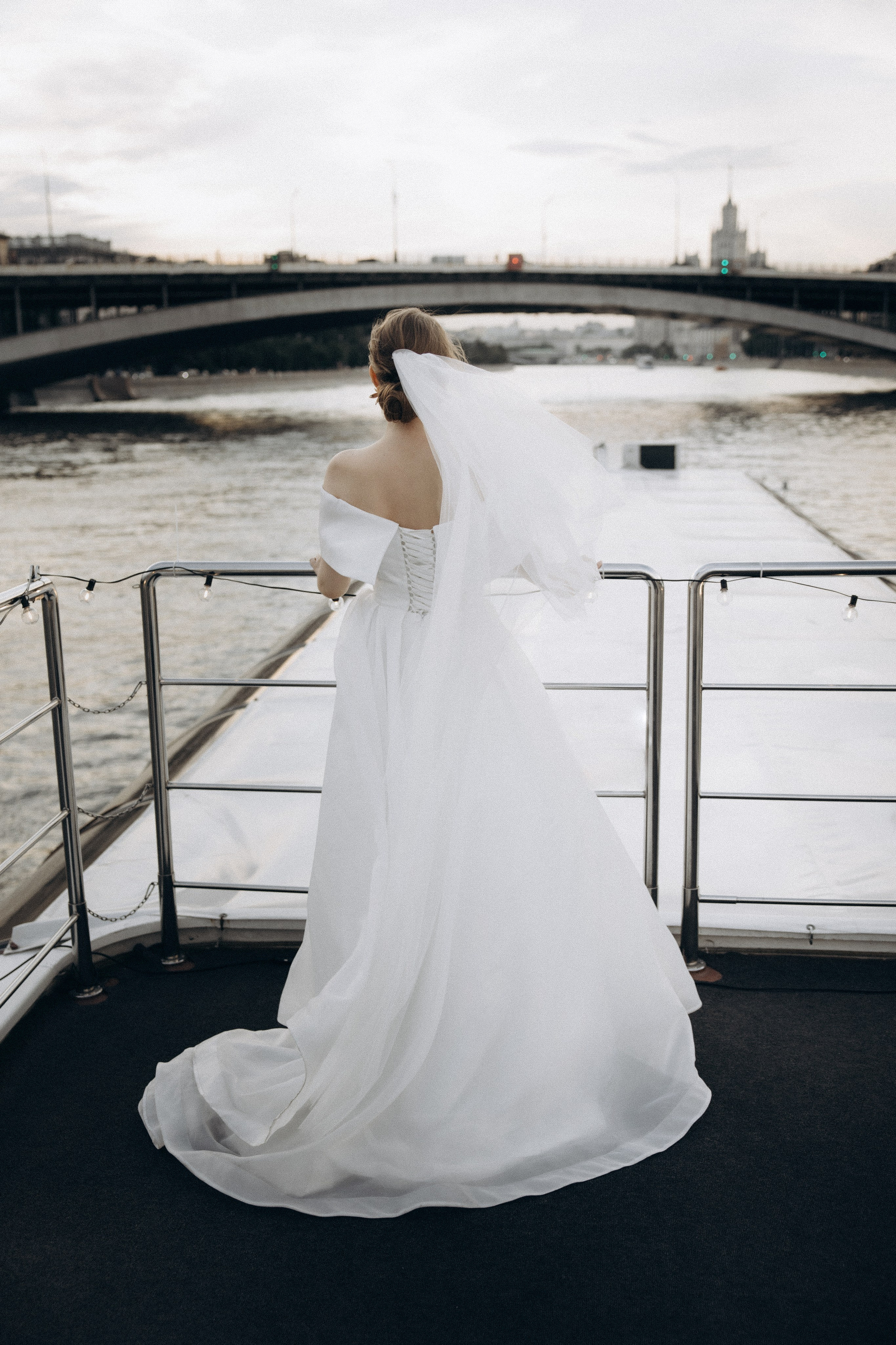 Утро невесты и свадебная фотосессия на теплоходе по Москве-реке