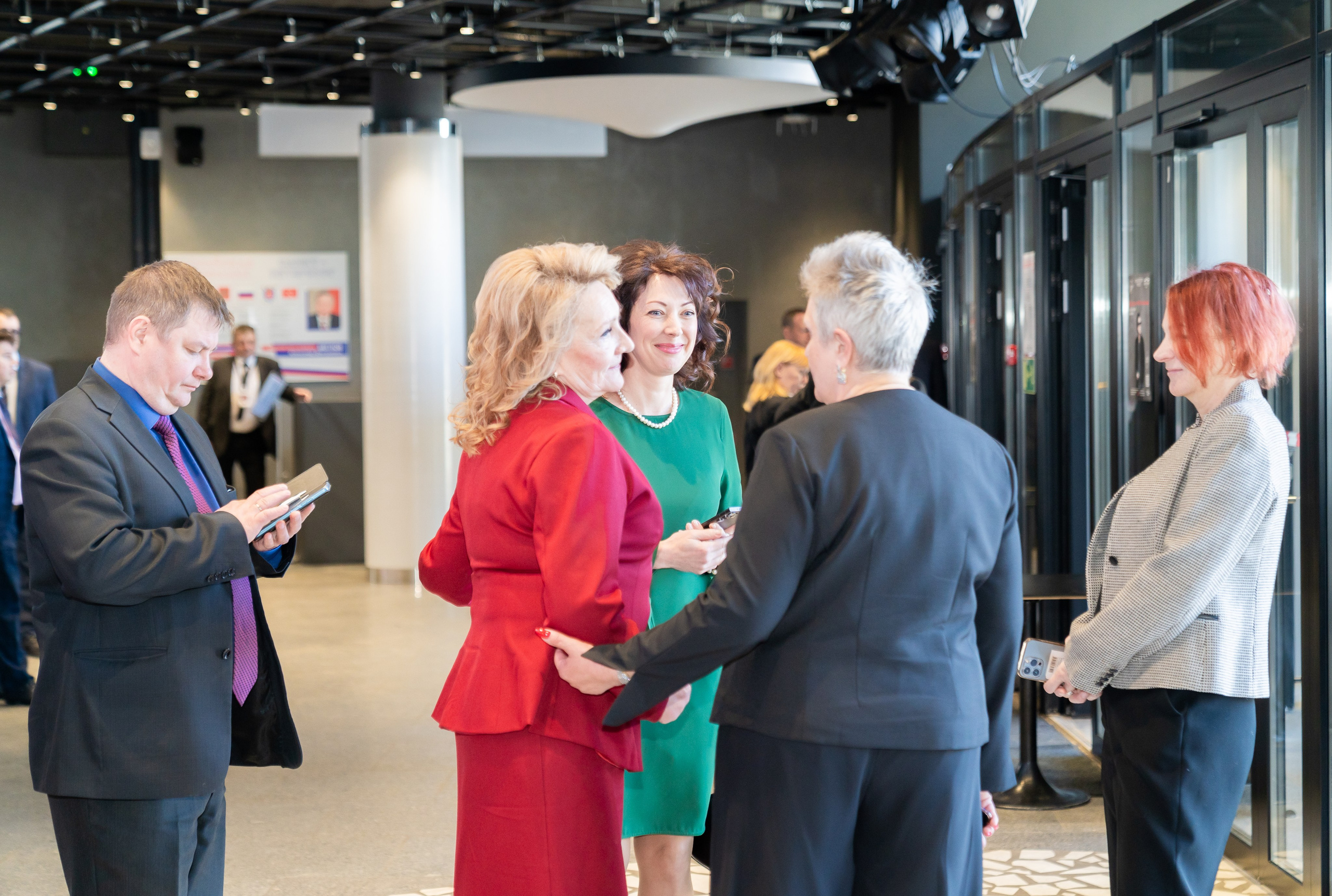 Участники торжественного мероприятия в честь Дня местного самоуправления в Санкт-Петербурге. Общение гостей в фойе Центра Курёхина. Фото Евгения Мальцева.