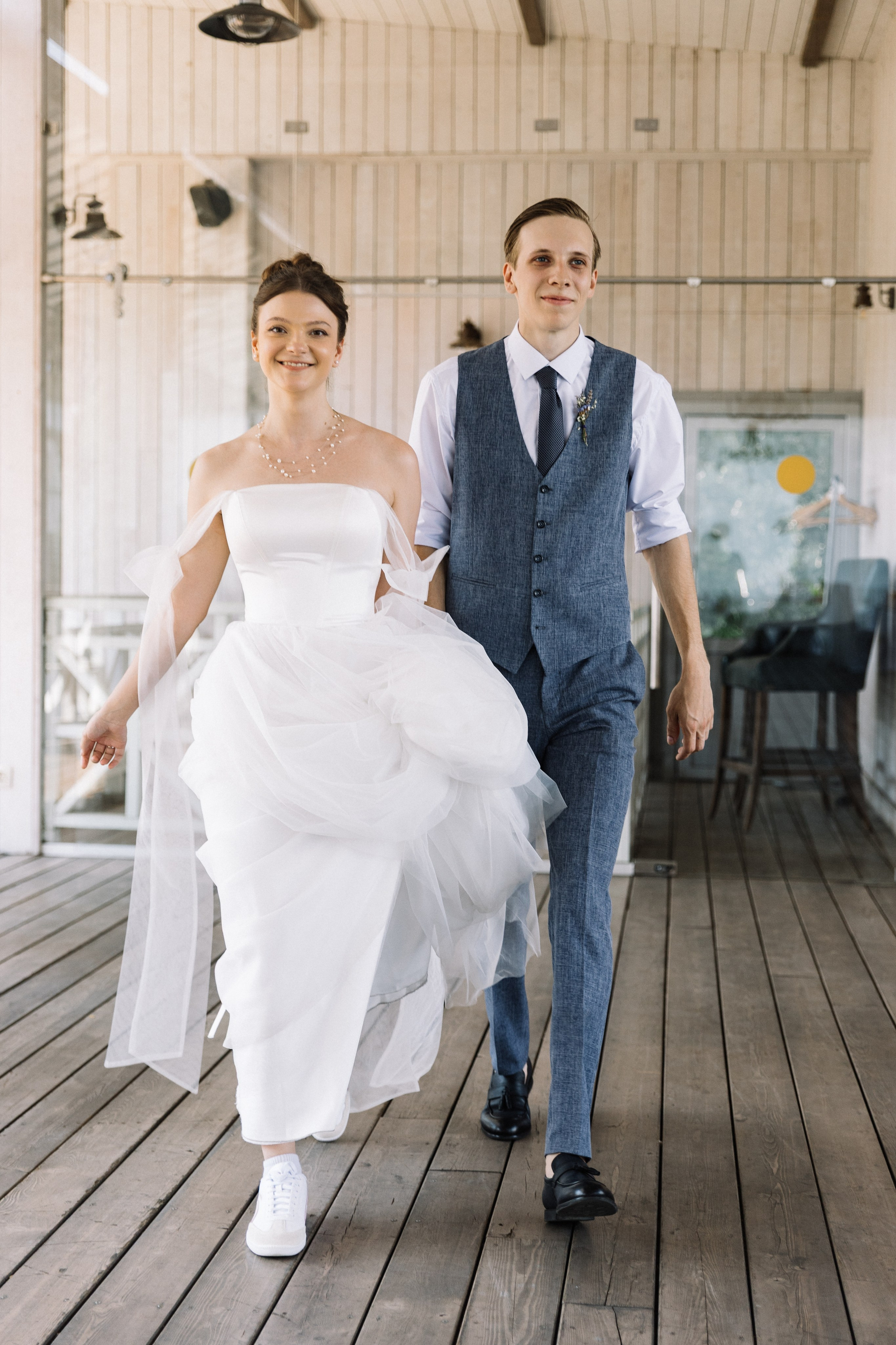 Финальный кадр вечера: они уходят под шепот аплодисментов, держась за руки.