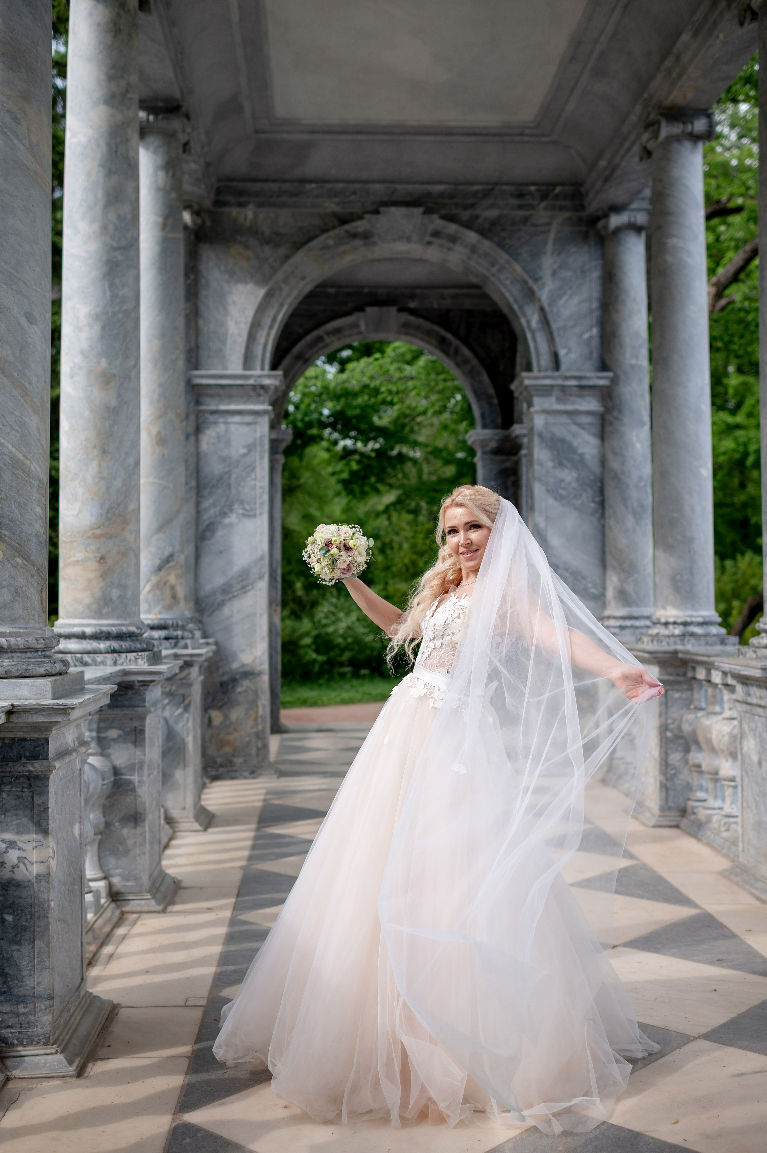 Евгения (фотосессия с малиновым chevrolet camaro, в сирени в Пушкине в Екатерининском парке). Портретный, семейный и свадебный фотограф в Санкт-Петербурге и в Пушкине Ширяев Денис