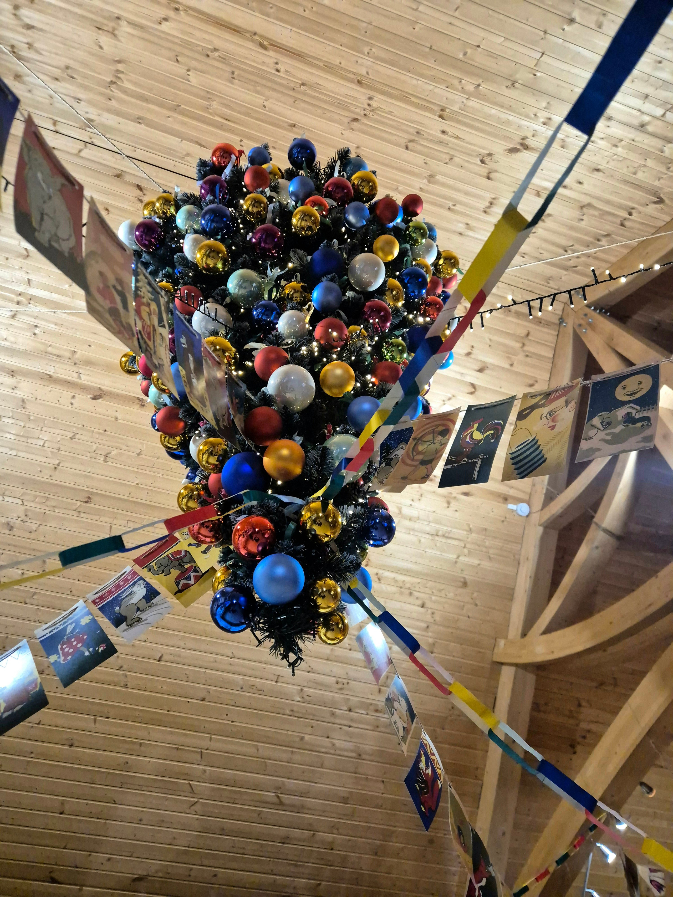 Перевернутая елка - это удобно. И игрушки вешать, и подарки под нее ставить