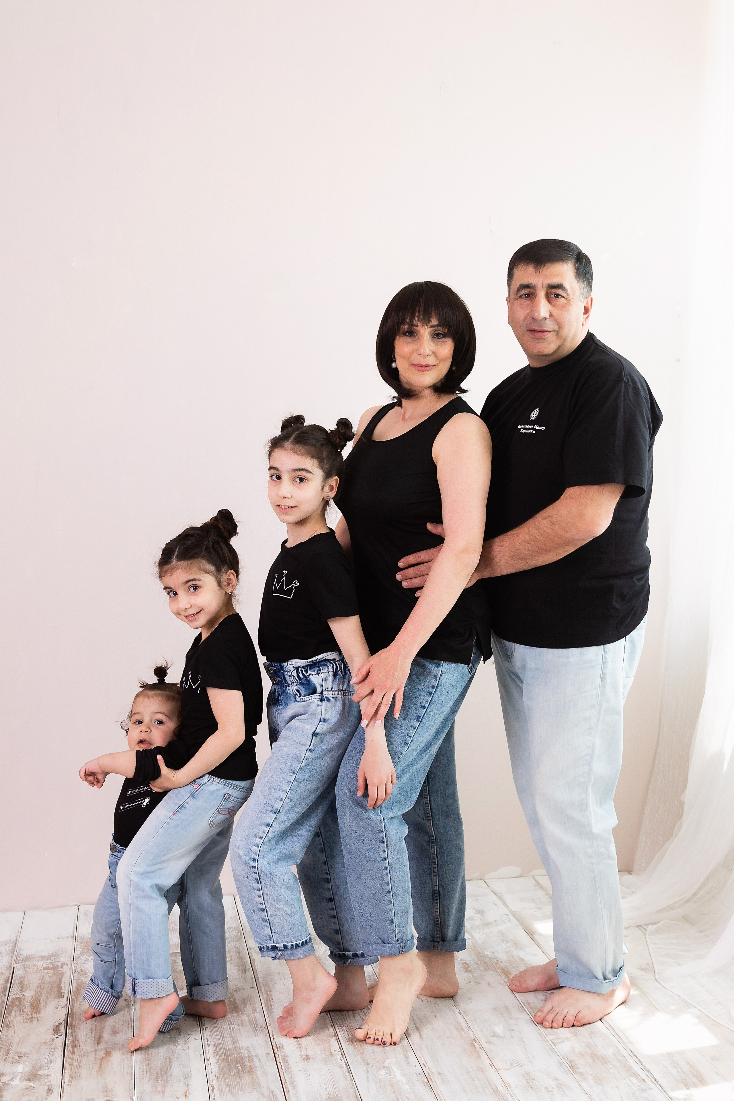 На белом фоне. ФОТОГРАФ НА ГОДИК, БЕРЕМЕННОСТИ, НОВОРОЖДЕННЫХ, КРЕЩЕНИЯ МОСКВА