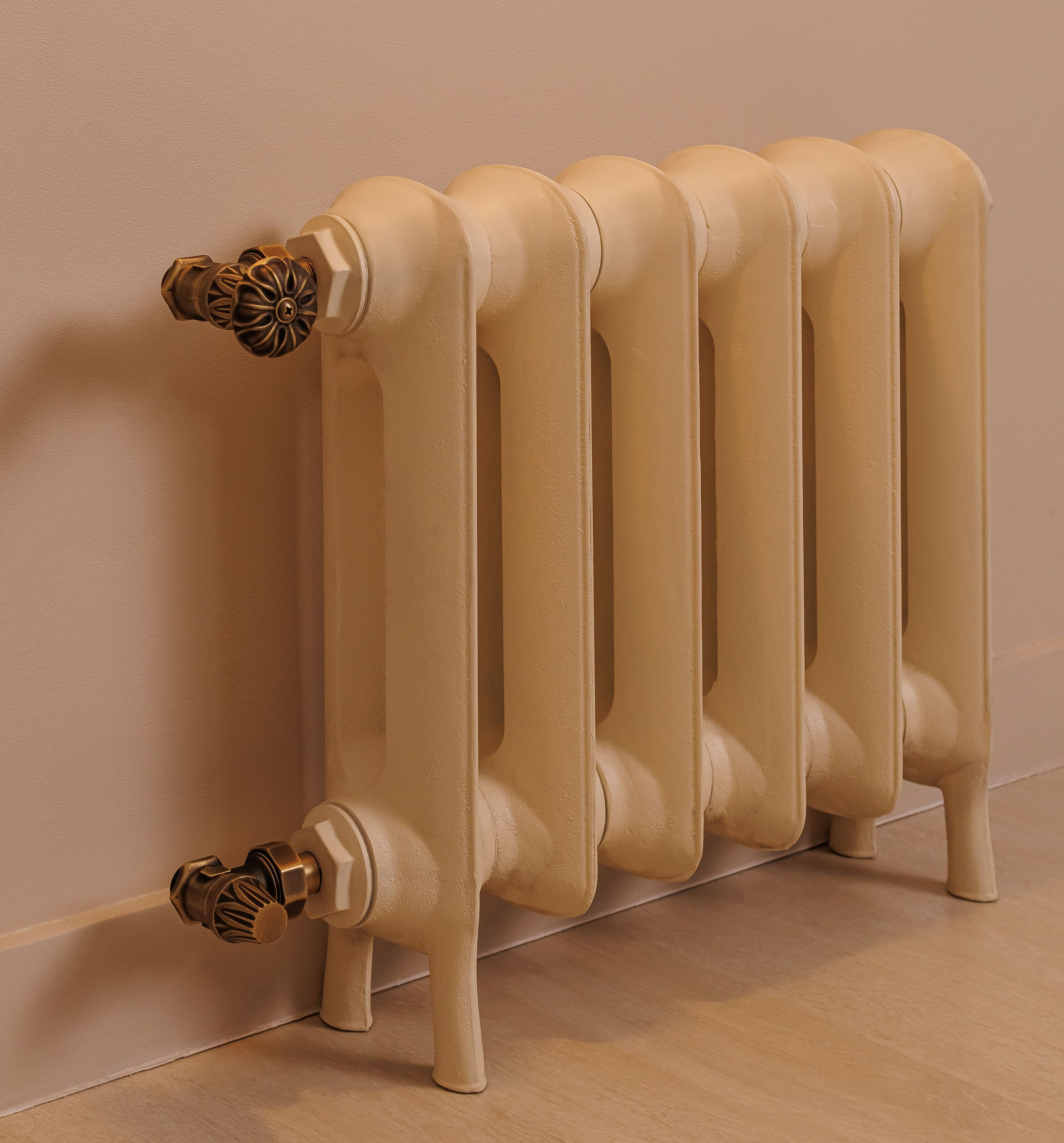 Предметные фотографии дизайнерских радиаторов отопления в стиле ретро