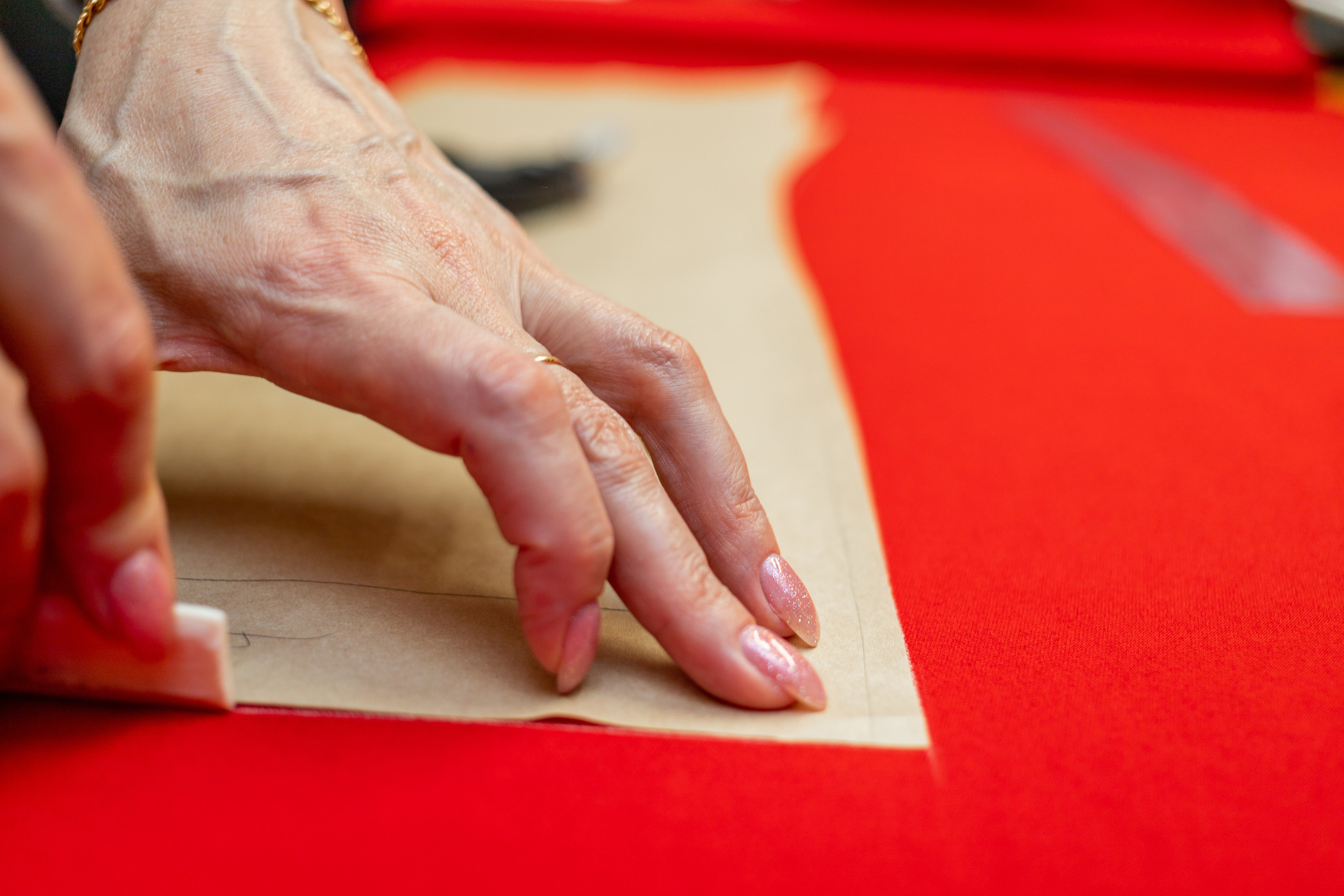 Разметка мелом расположения пуговиц на клетчатом пиджаке, документальная съёмка ателье в Екатеринбурге, фотограф Илья Антропов