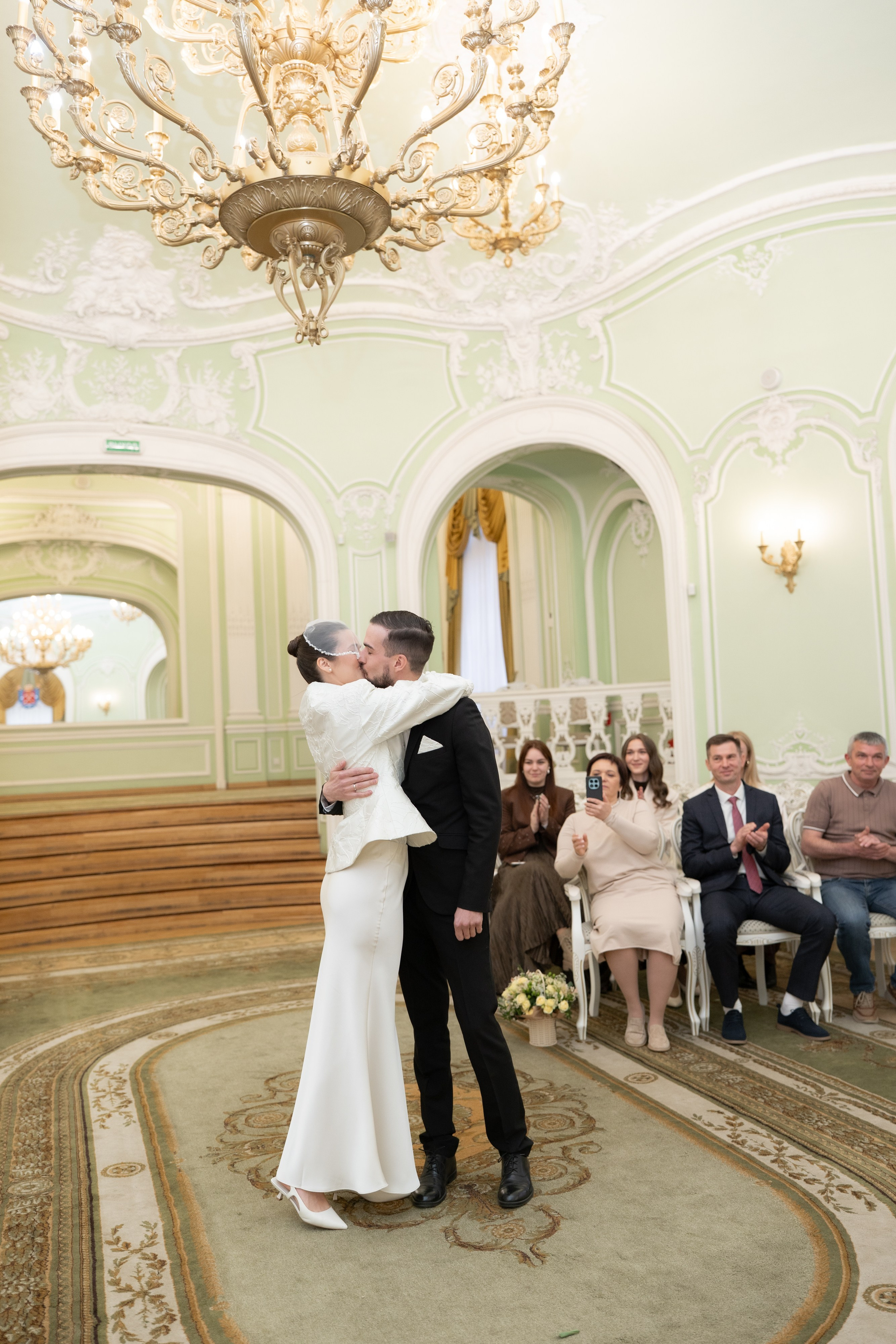 Свадебная фотосессия в Апреле в Петербурге. Свадебный фотограф Александр Невский в Санкт-Петербурге
