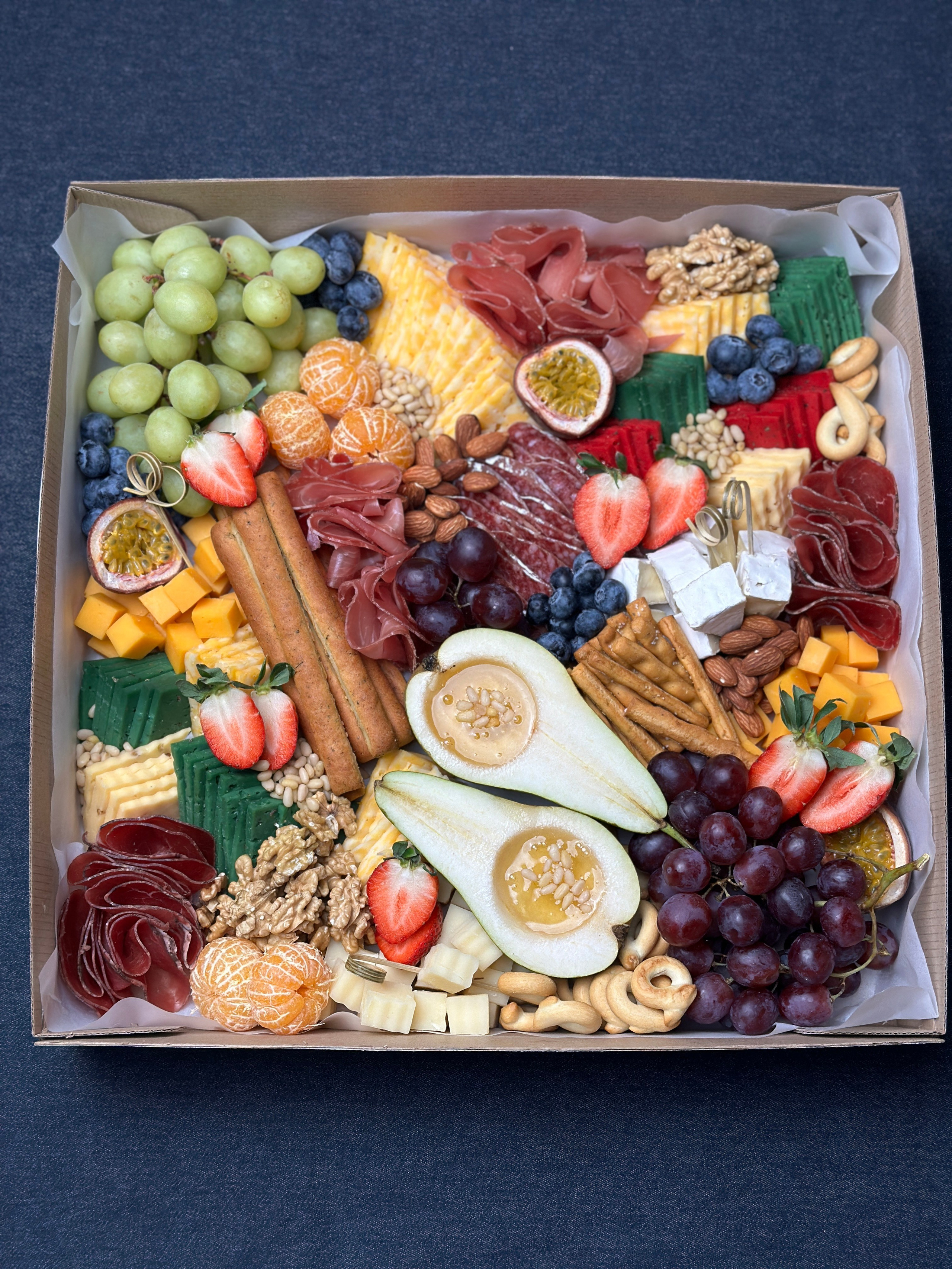 ГастроБоксы. Выездной кейтеринг, съедобные букеты, торты и сладости на заказ