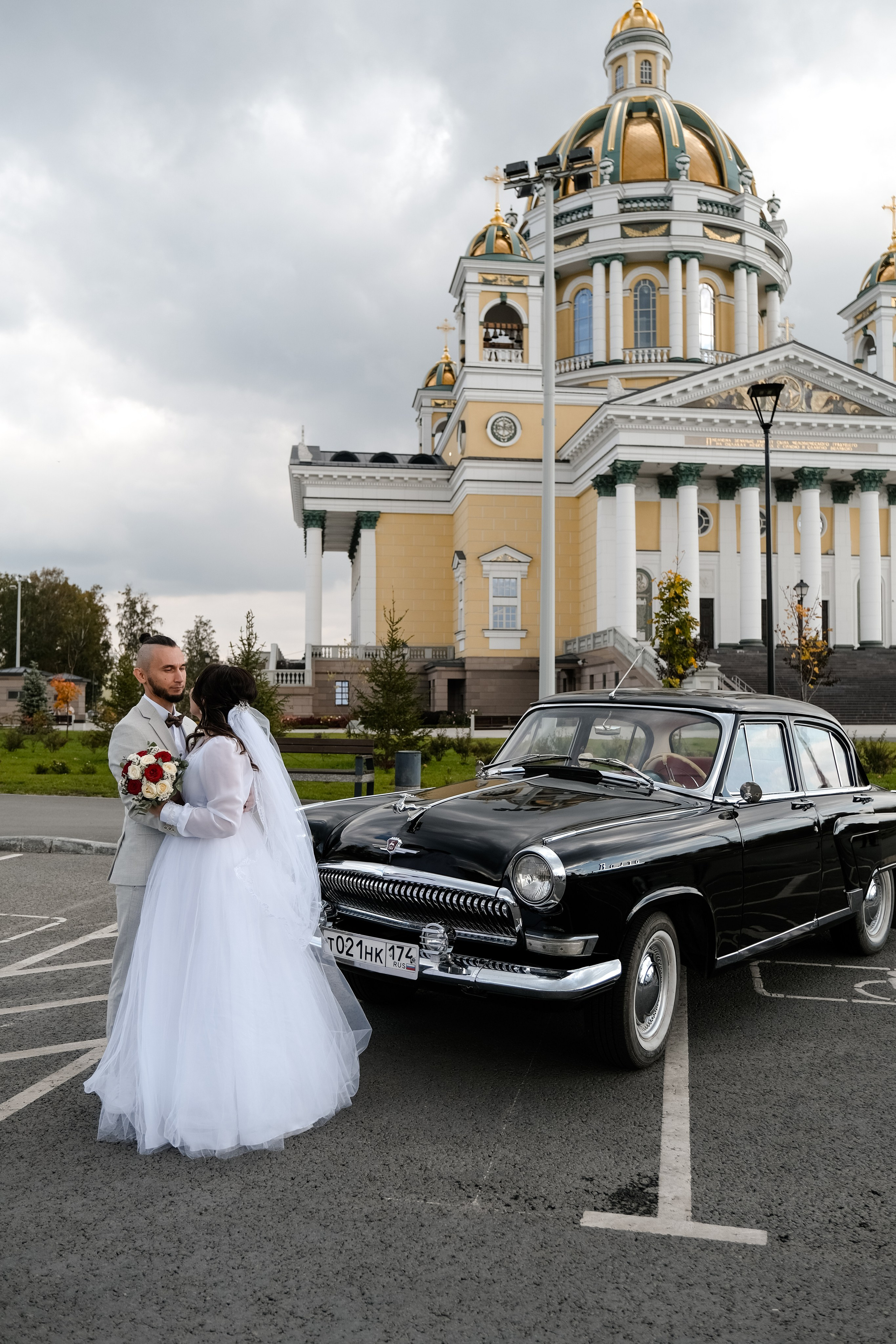 Азат и Дарья_прогулка с ретро-автомобилями. Свадебный фотограф в Челябинске Сырчикова Наталья