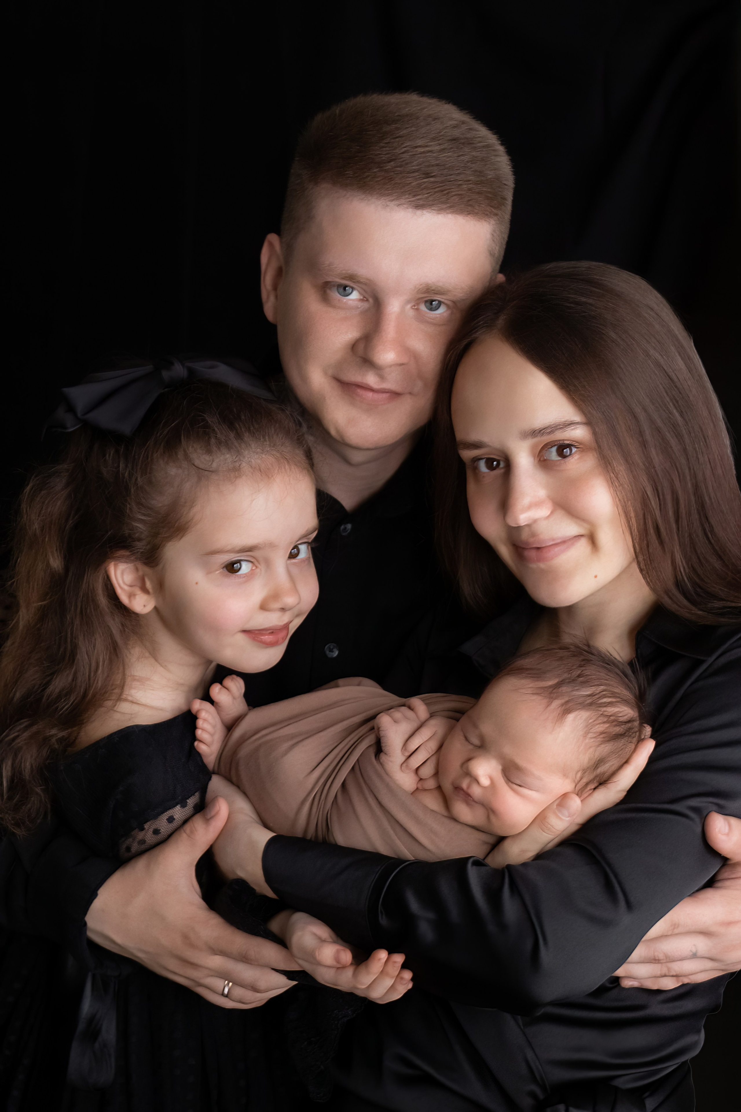 Семейная фотосессия чудесной новорождённой