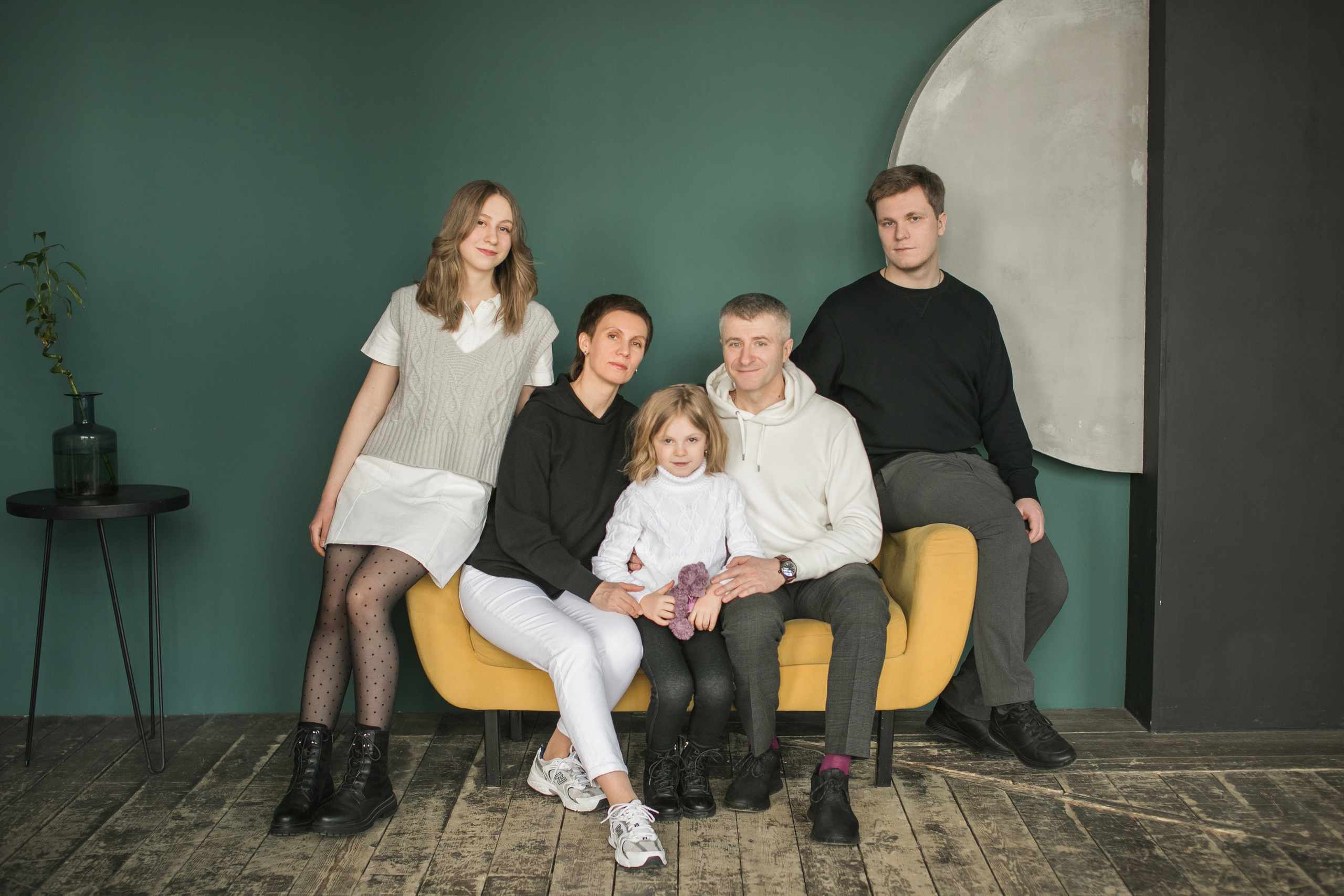 семейная фотосессия в студии с детьми