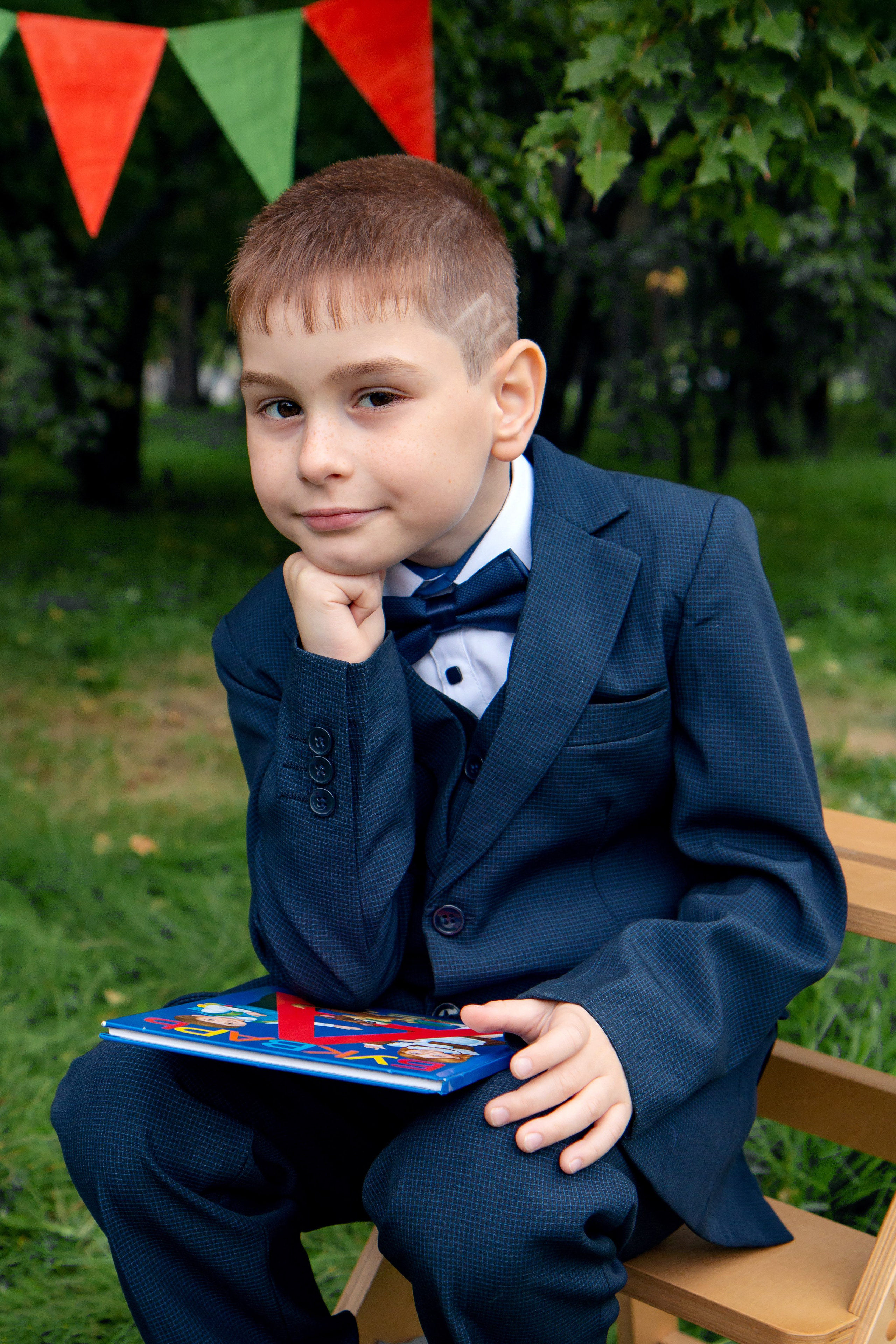 Школьная фотосессия на улице. Фотограф в Шелехове, лучшие выпускные альбомы в Шелехове