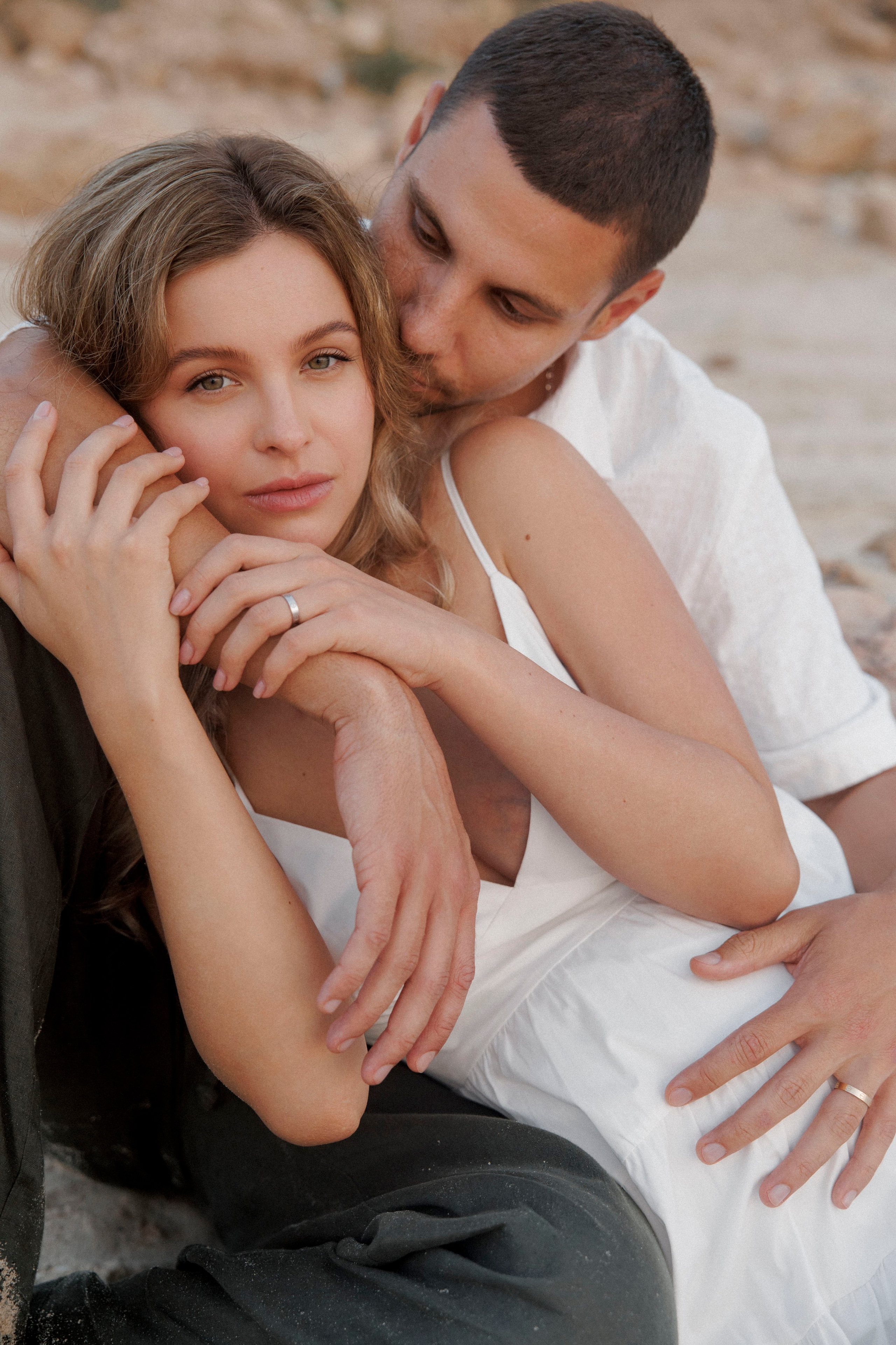 Pregnancy photoshoot near the sea (cloudy weather). Главная