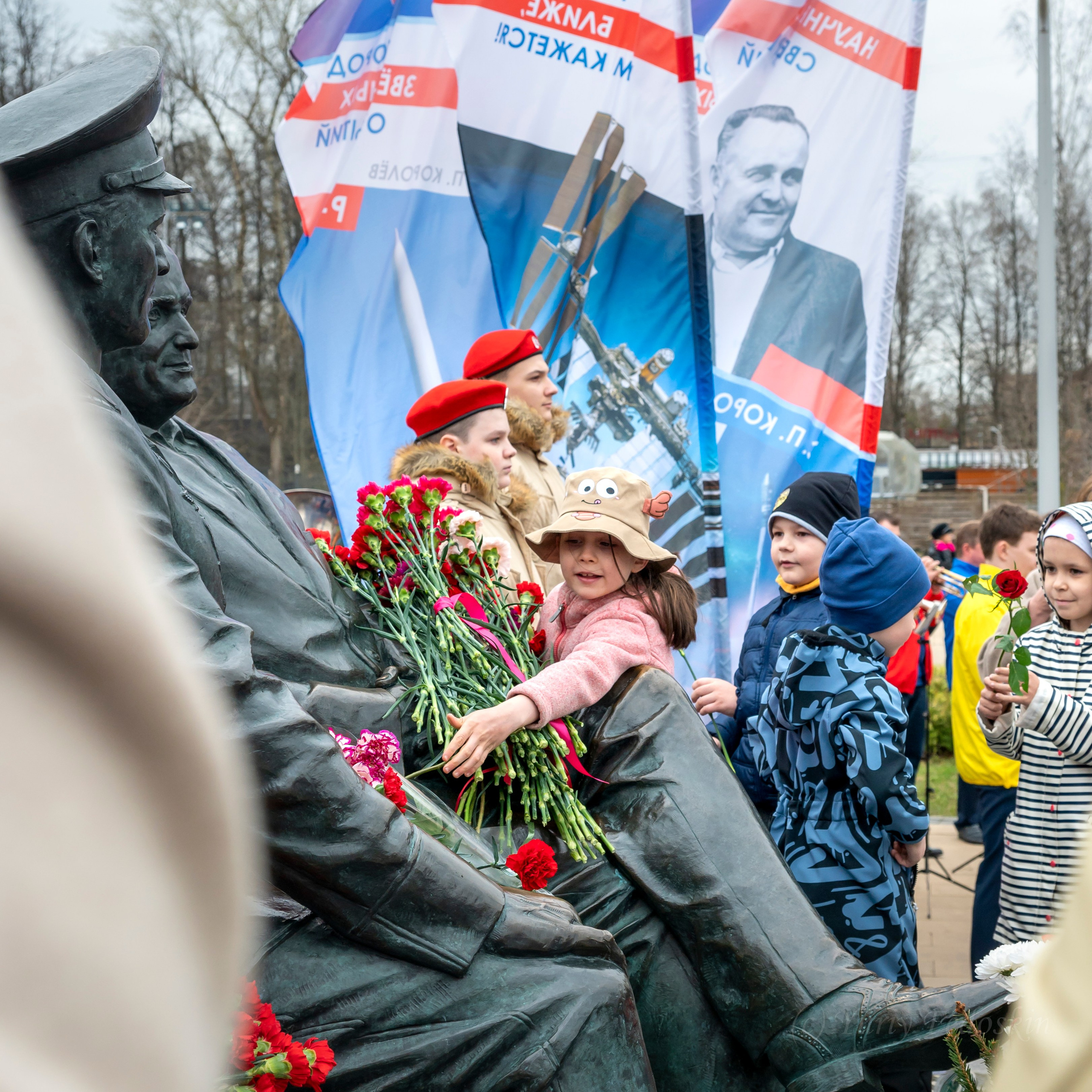 12 апреля 2024 г. у памятника «Звёздные люди Земли». Профессиональный фотограф интерьеров в Москве Юрий Федоскин