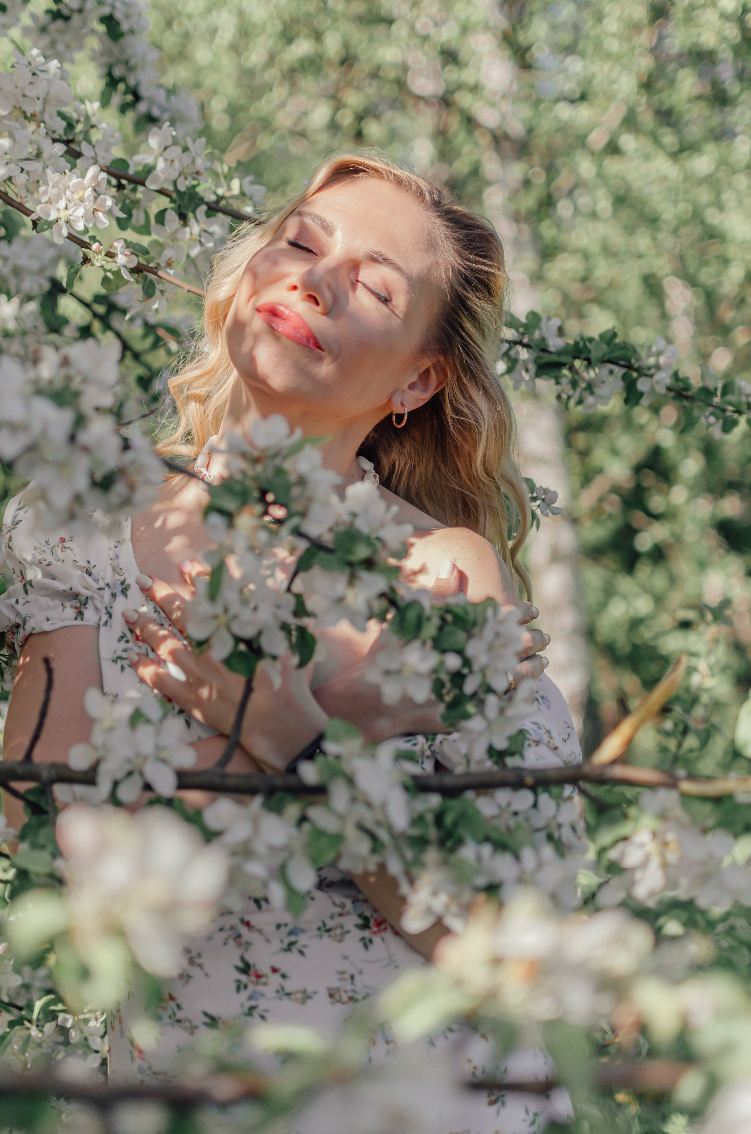 Фотосессия в цветении Сергиева Посада. Свадебный фотограф в Сергиевом Посаде недорого Ольга Гузанова