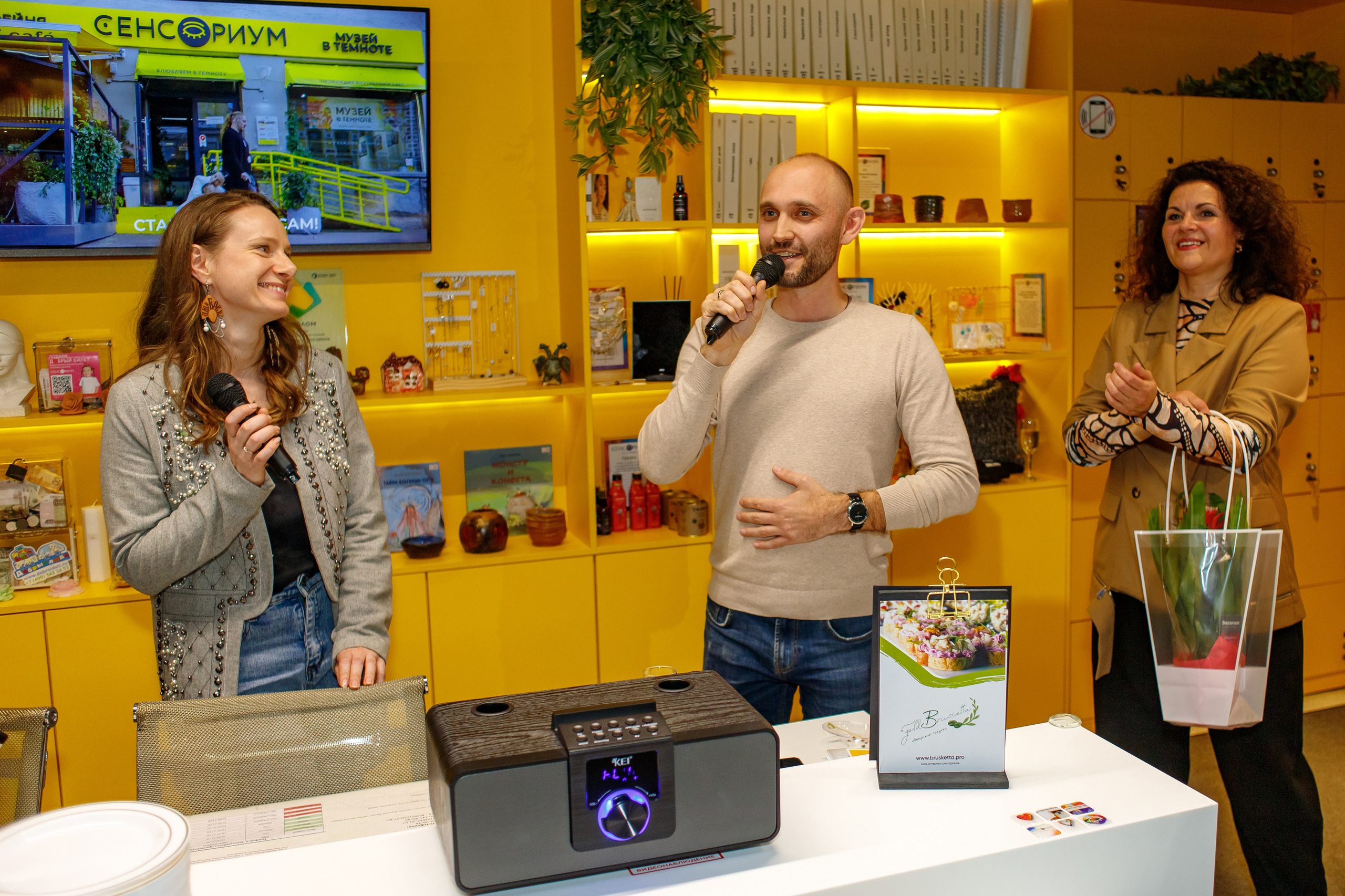 Екатерина Гусева, Дмитрий Тейбаш и Наталья Кремнева на дне рождения музея в темноте "Сенсориум".