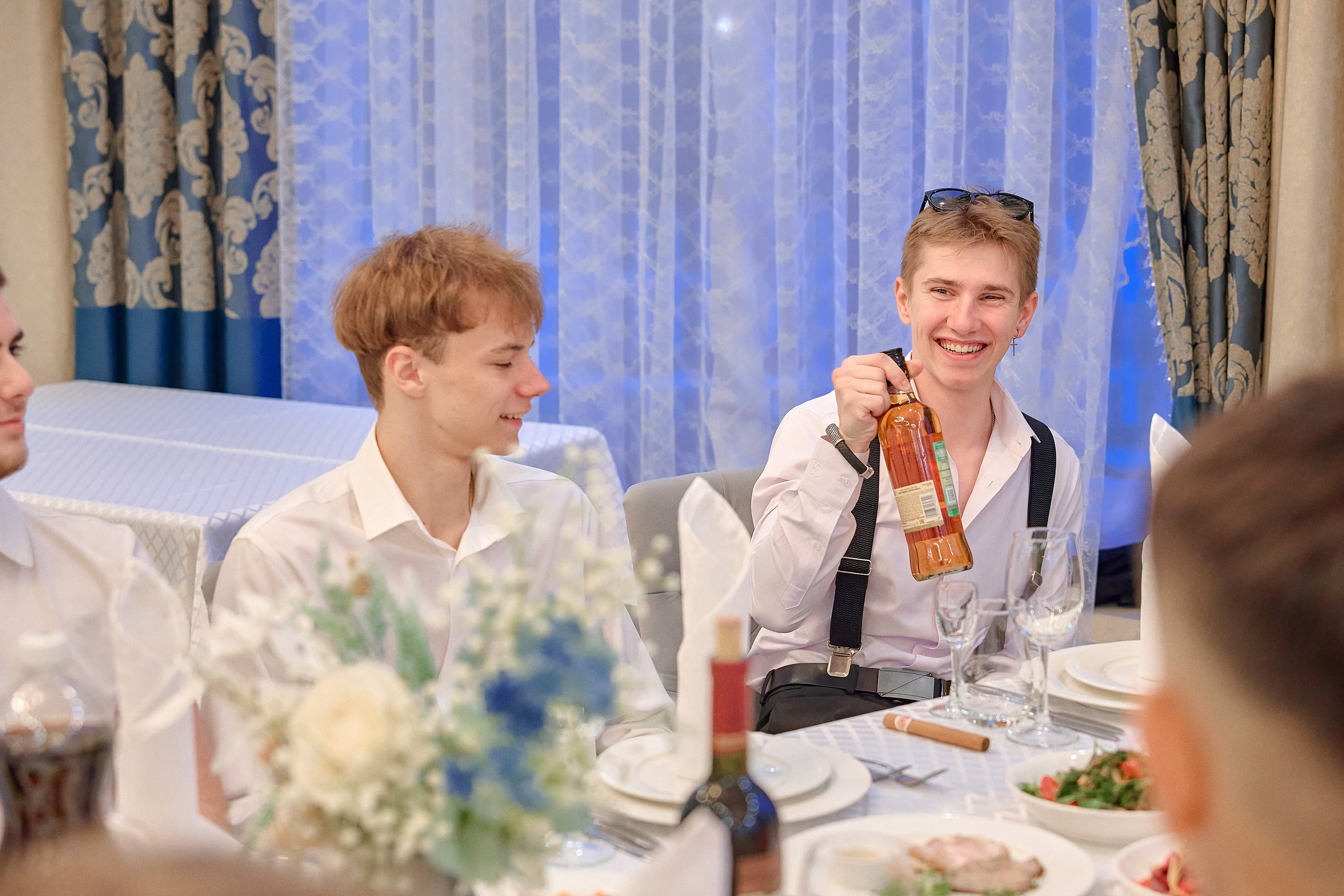 Портфолио репортажной фотосъёмки: Выпускной в ресторане «Император». Фотограф Яковлев Роман — Красноярск