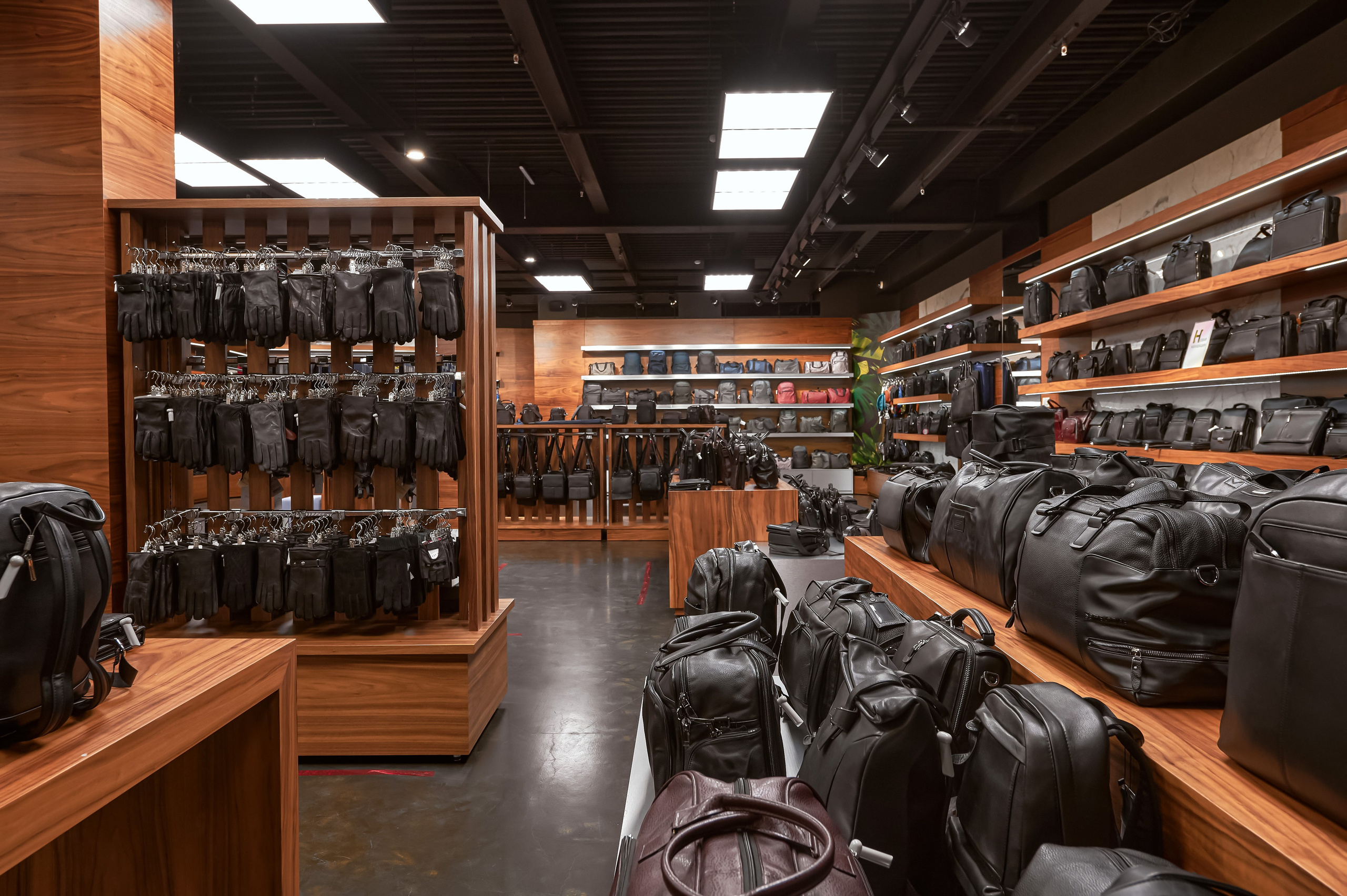 Портфолио по интерьерной и экстерьерной фотосъёмки: Мир сумок — Левый берег. Фотограф Яковлев Роман — Красноярск