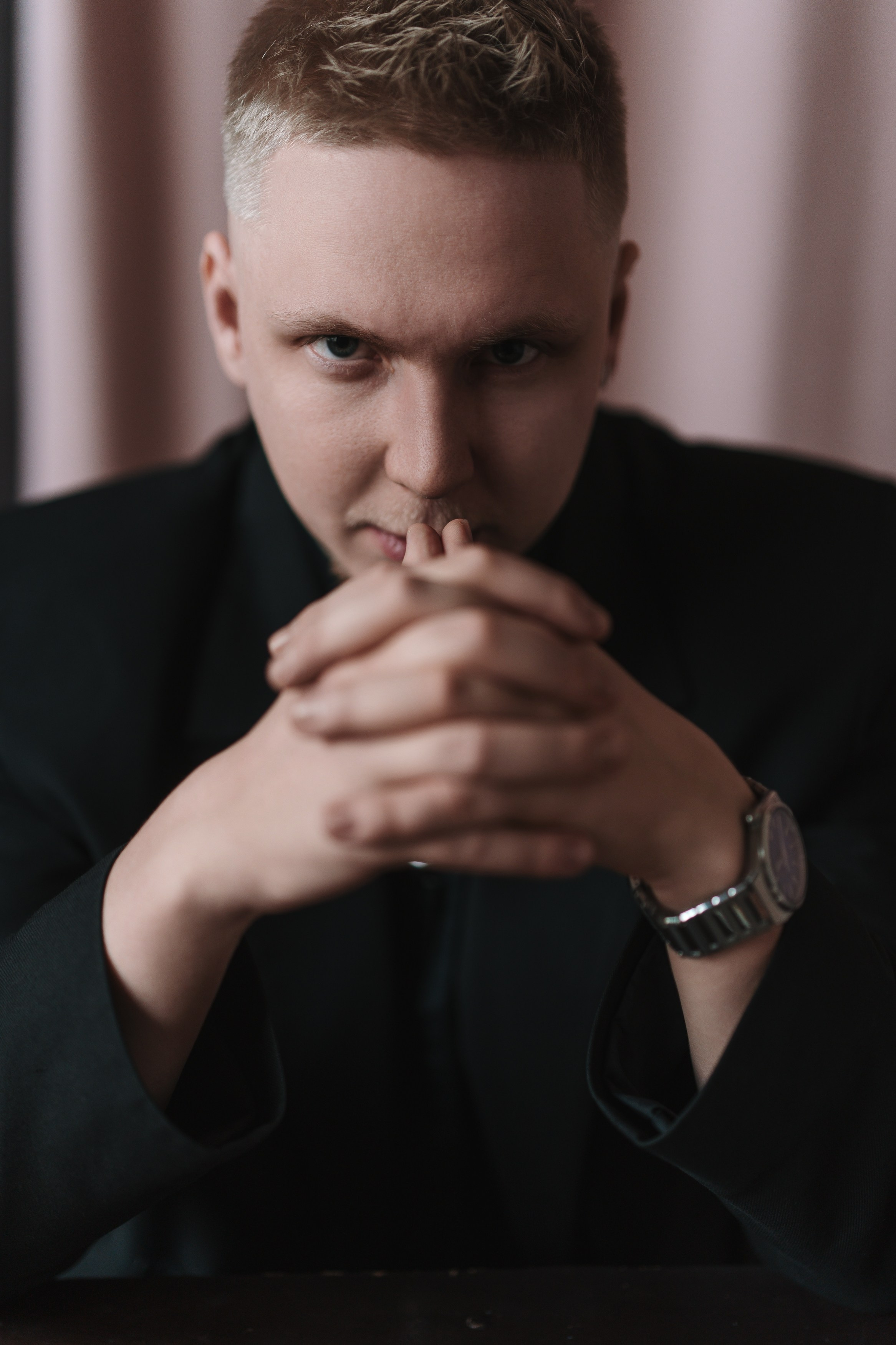 Промо-съёмка для ведущего Максима Лупанова — образ для новогоднего сезона