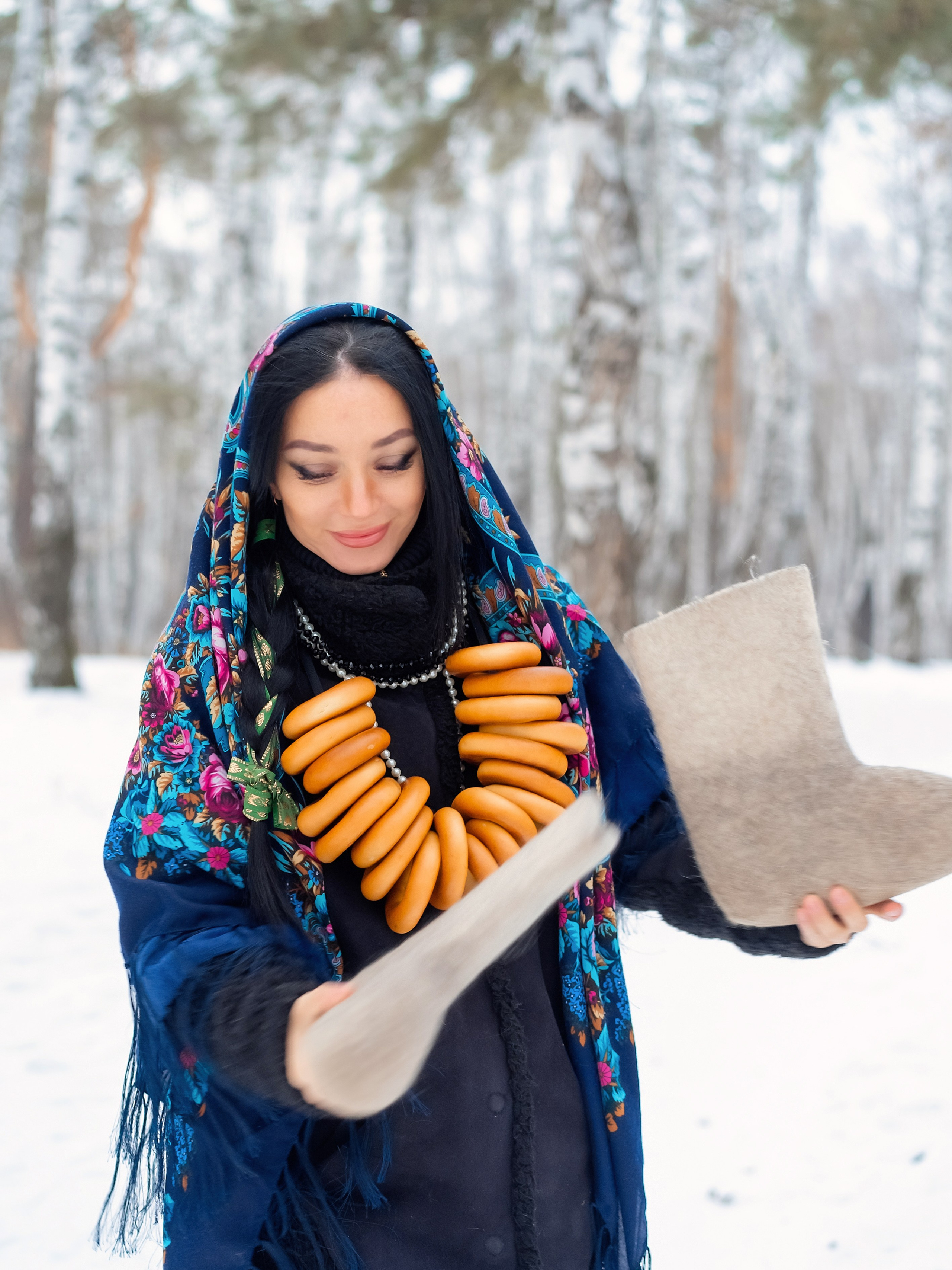 Платок синий, валенки р-р 37