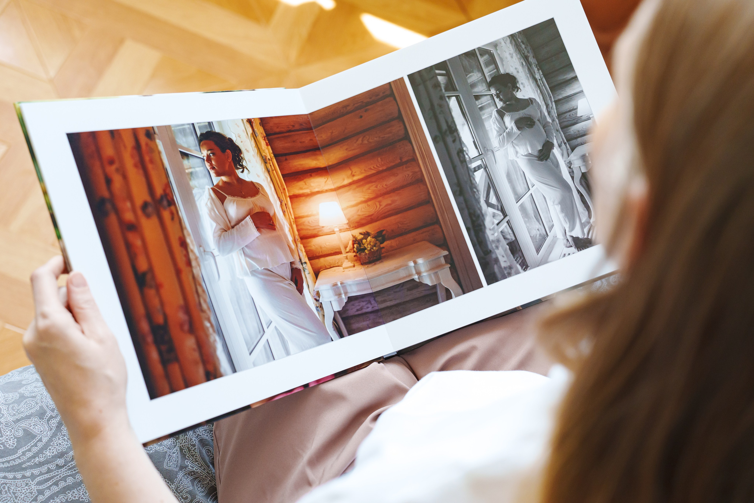 Разворот фотокниги беременности в Олд Хаус | Две фотографии беременной в номере отеля | Фотограф Андрей Сайфутдинов Ростов-на-Дону