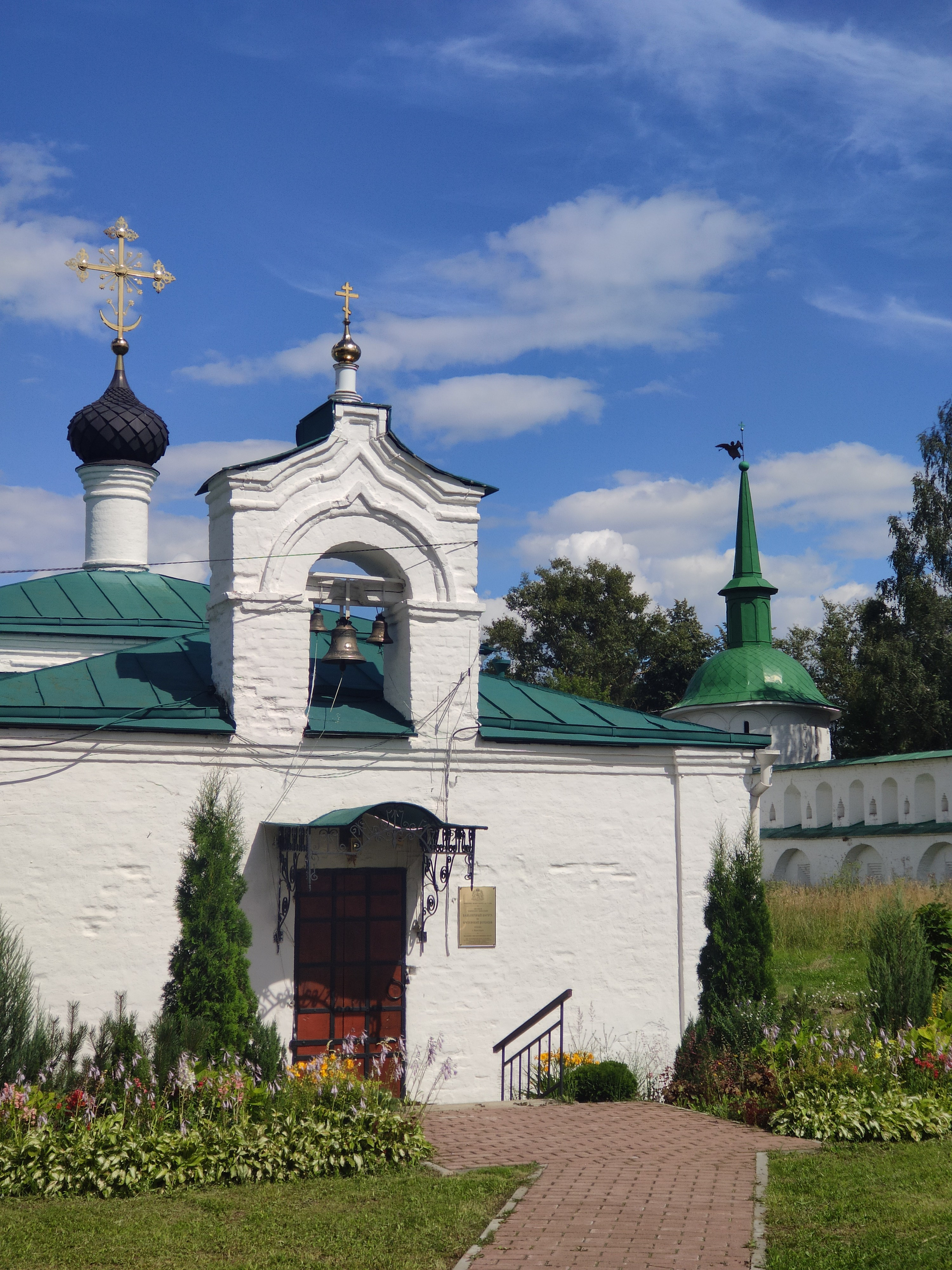 Церковь Сретения господня XVII в, соединенная с больничным корпусом