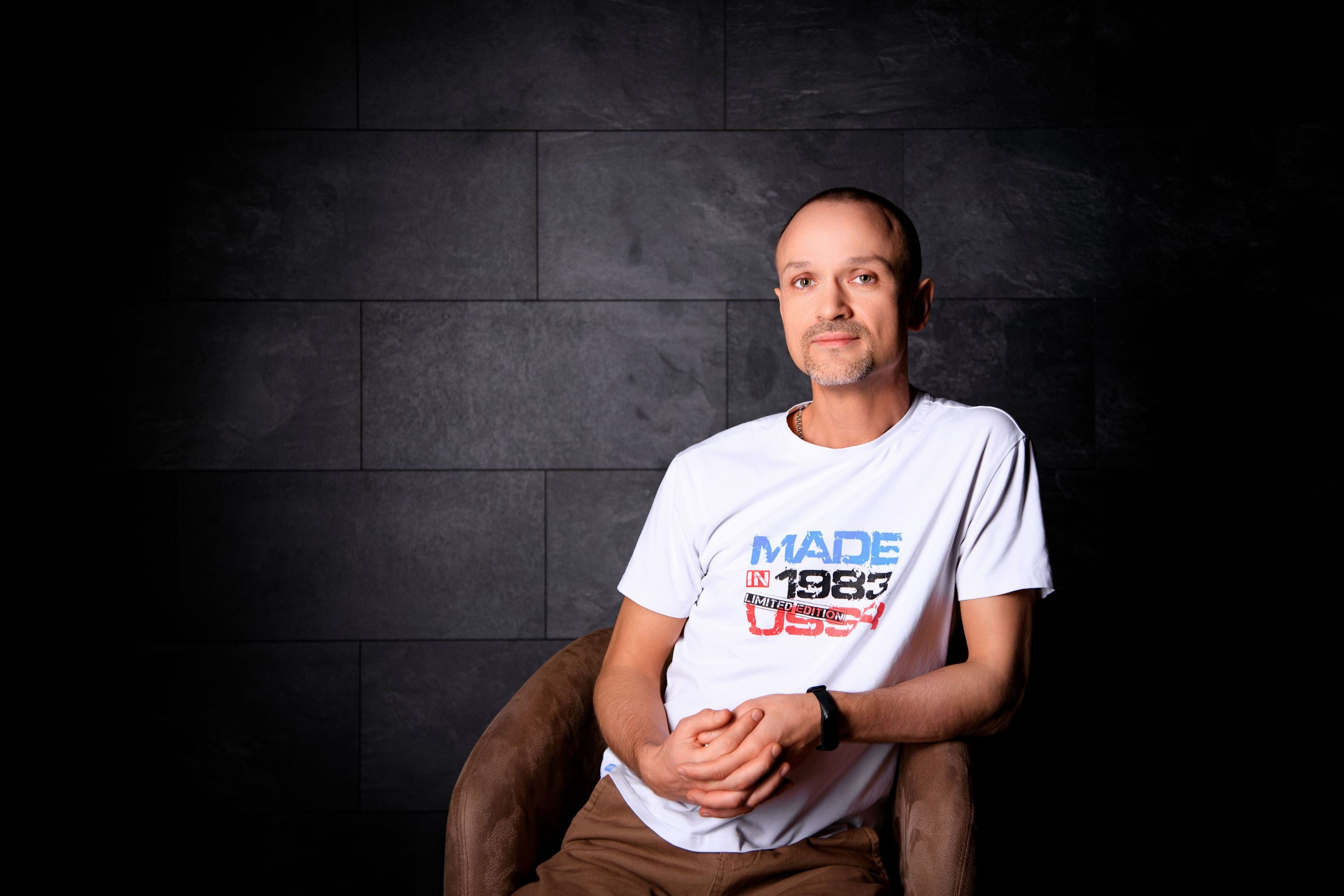 Профессиональная мужская фотосессия в Fotogen: Ваша история в кадре. Интерьерная фотостудия FOTOGEN г. Краснодар