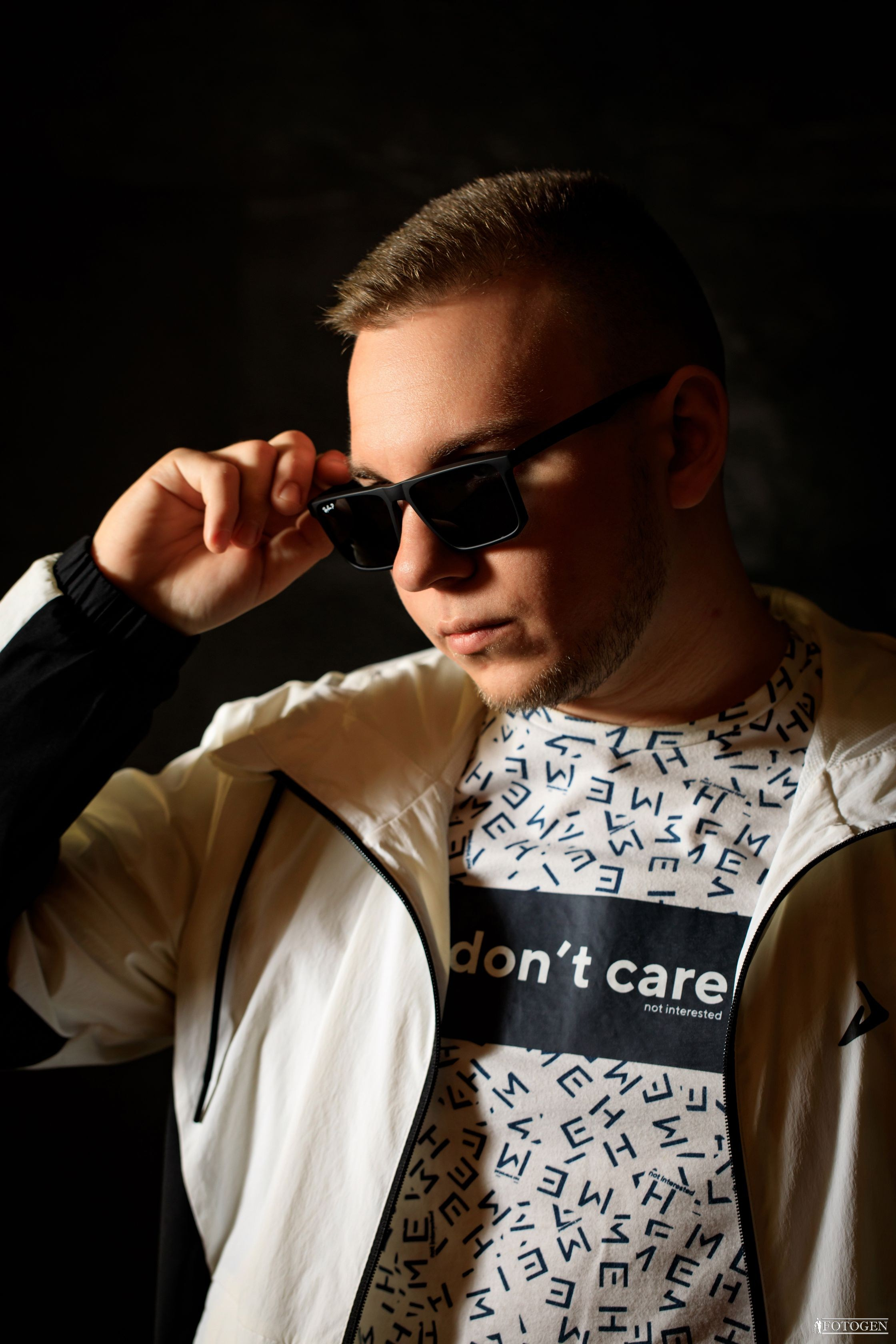 Профессиональная мужская фотосессия в Fotogen: Ваша история в кадре. Интерьерная фотостудия FOTOGEN г. Краснодар