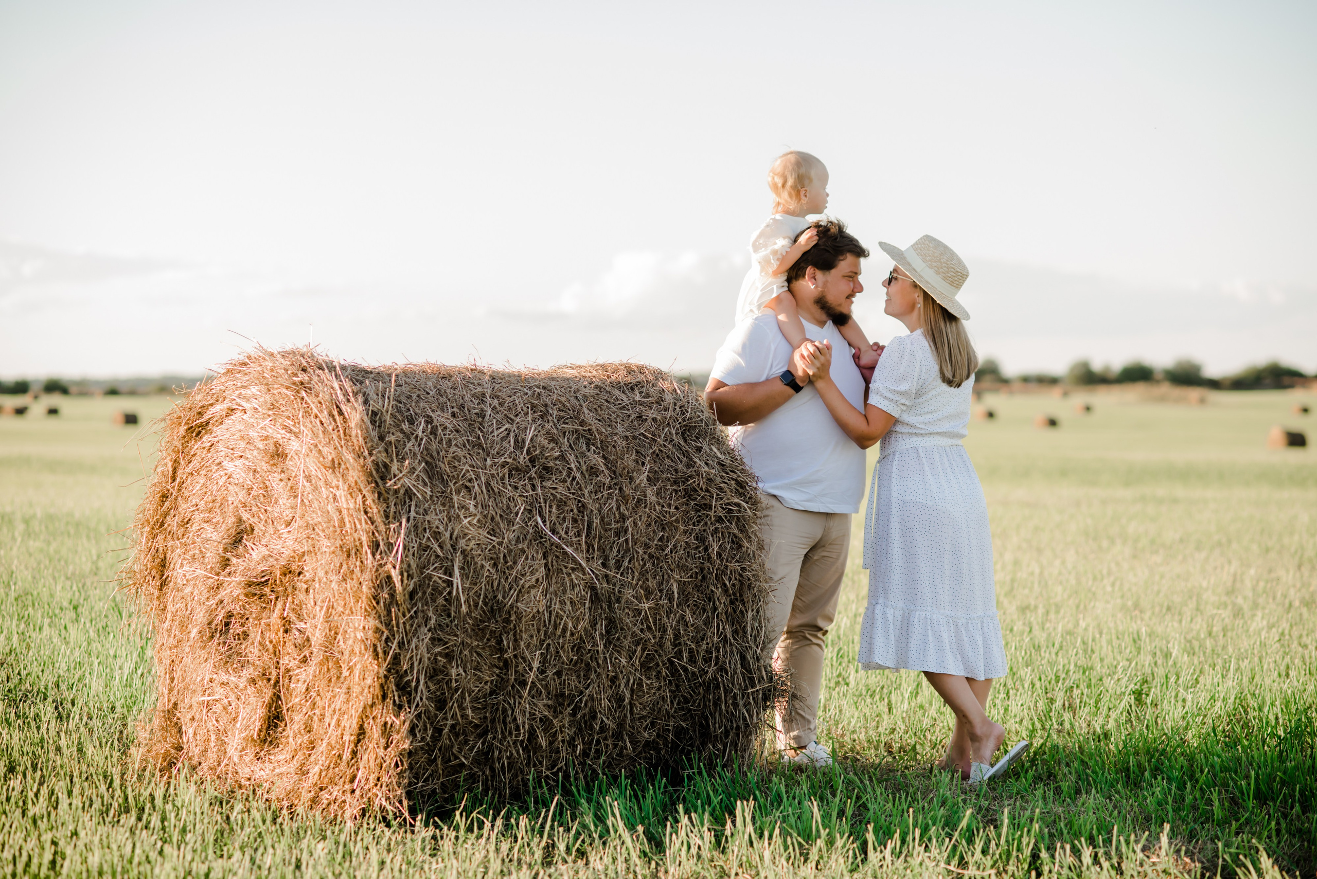 Семья в поле. Свадебный и семейный фотограф Евгения Кононова