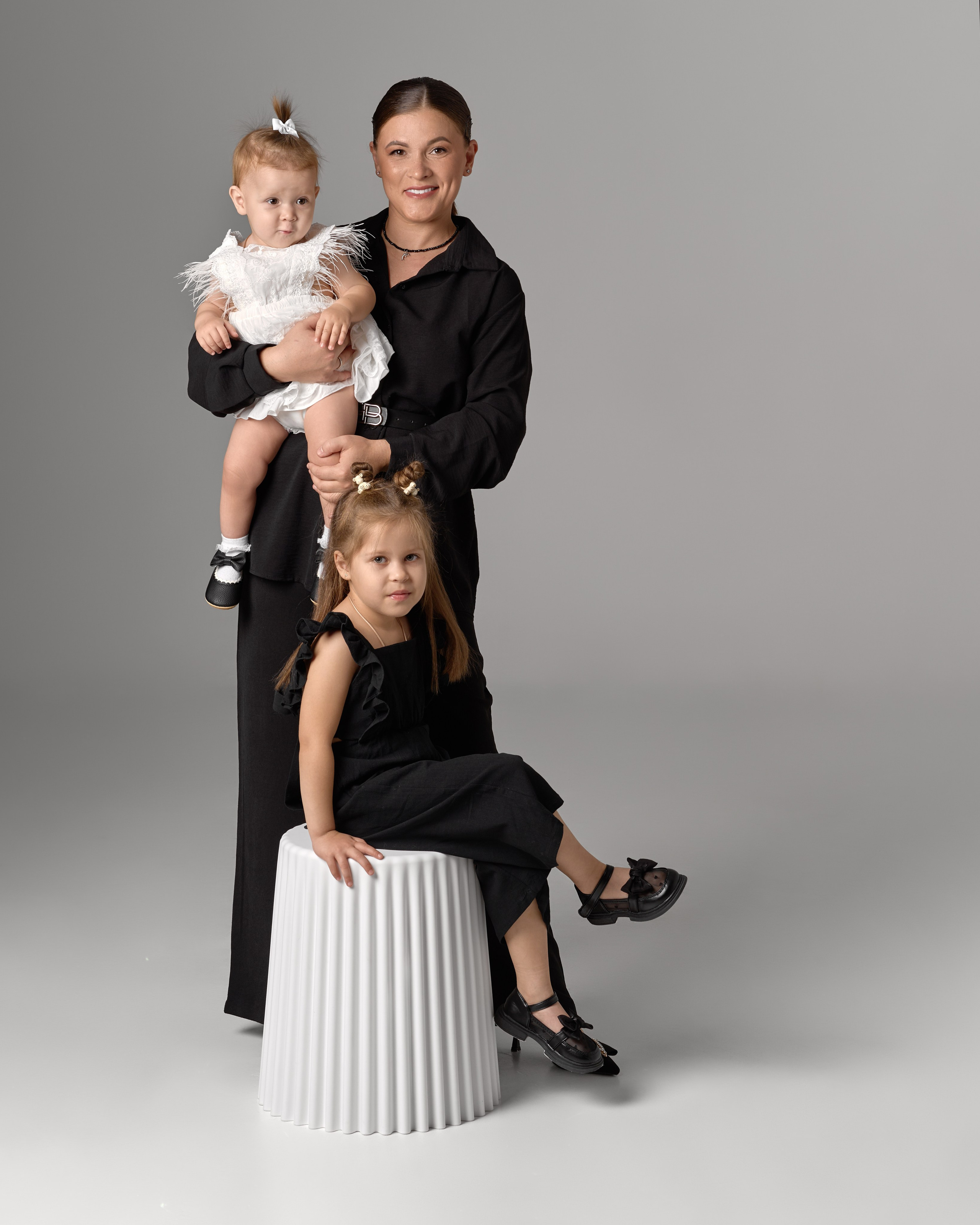 Семейная фотосессия в студии с импульсным светом